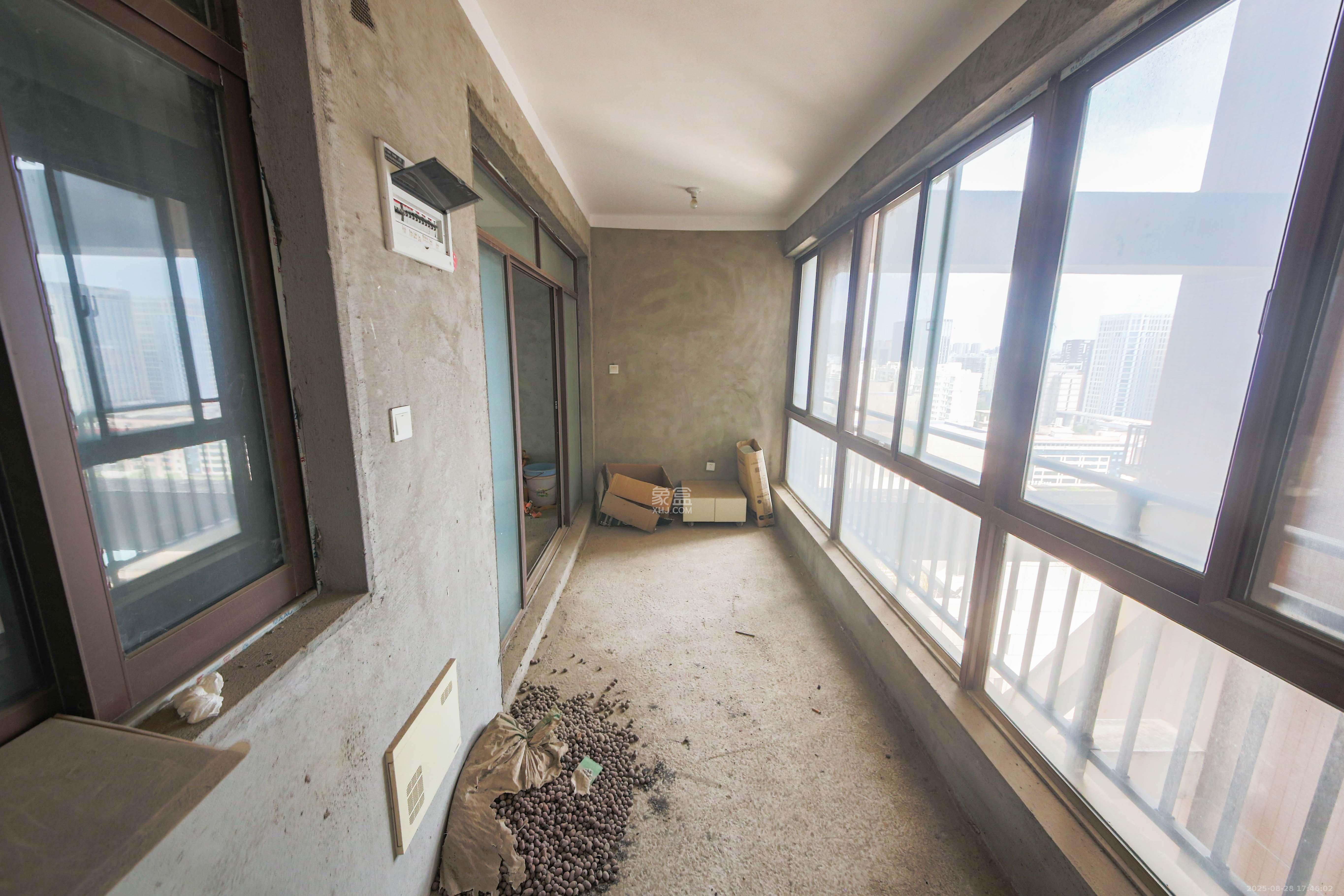 HC新城(建工集团单位房)  4室2厅2卫    165.0万 HC新城(建工集团单位房)  4室2厅2卫    165.0万阳台