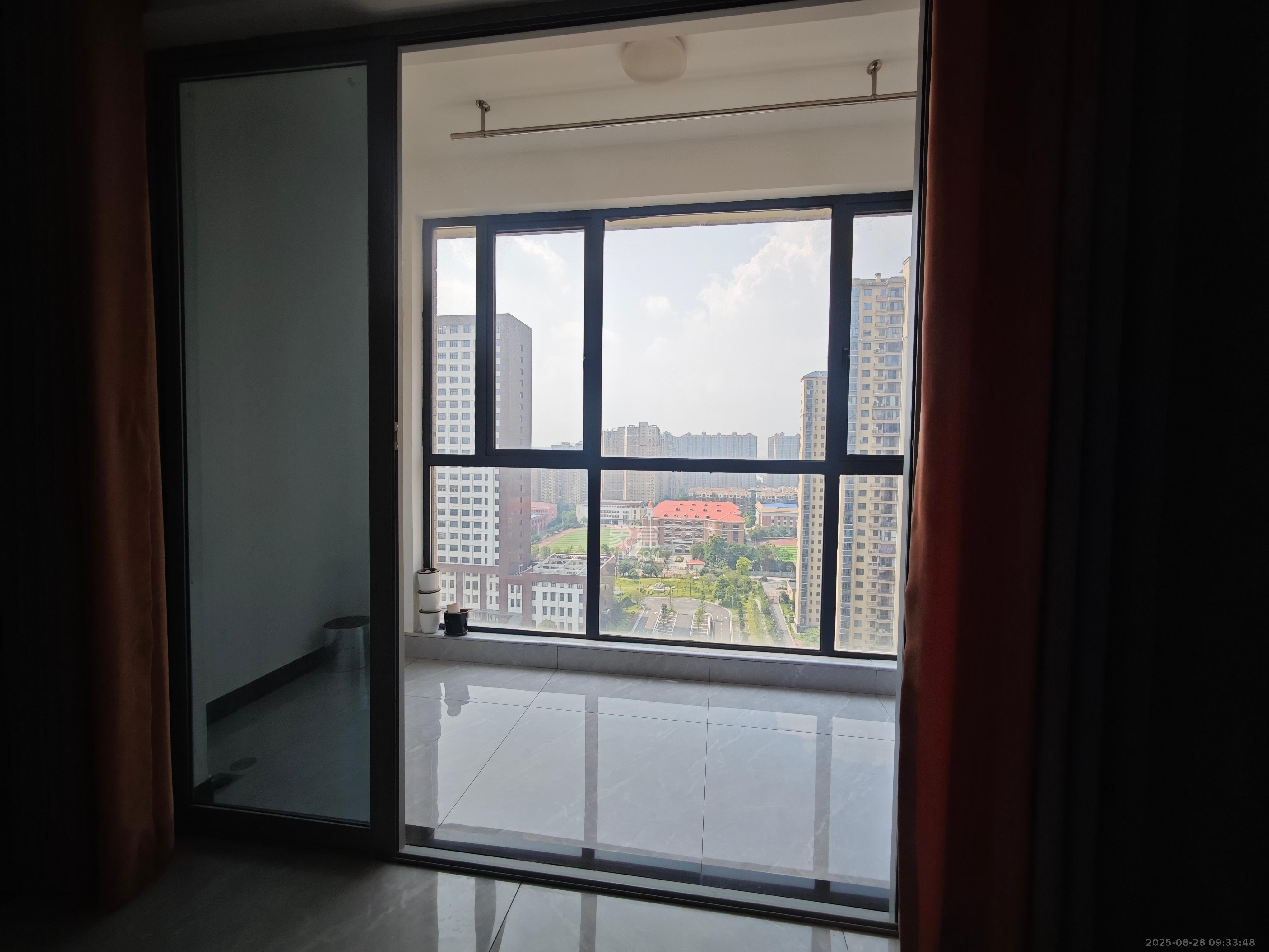 湖湘奥林匹克花园  3室1厅1卫    2100.0元/月 湖湘奥林匹克花园  3室1厅1卫    2100.0元/月室内图