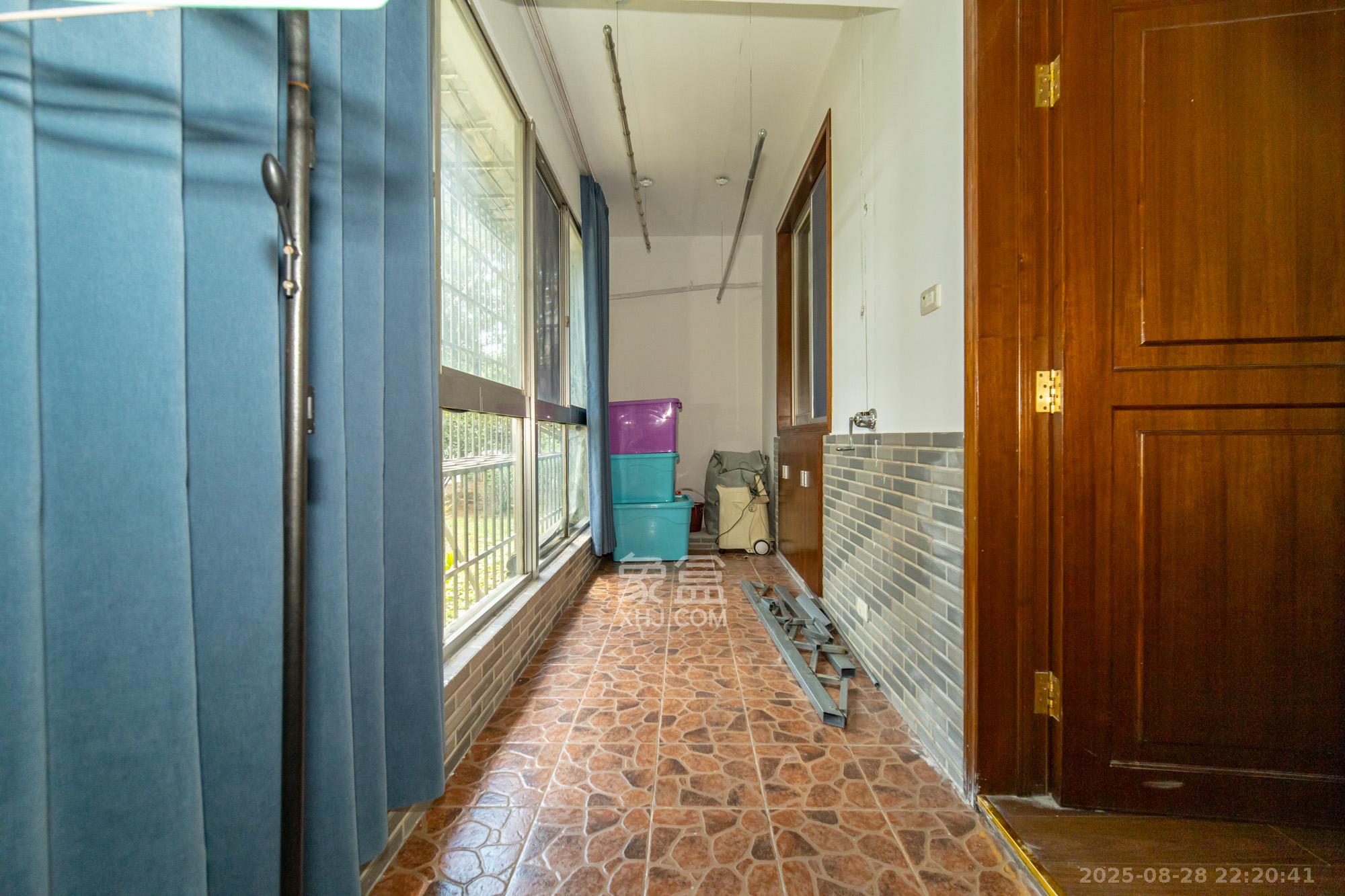 泰格林纸  3室2厅2卫    69.6万 泰格林纸  3室2厅2卫    69.6万阳台