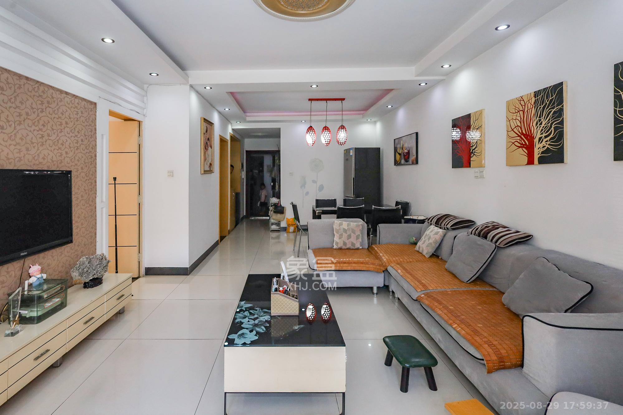 金麓西岸和苑  3室2厅1卫    71.8万 金麓西岸和苑  3室2厅1卫    71.8万客厅