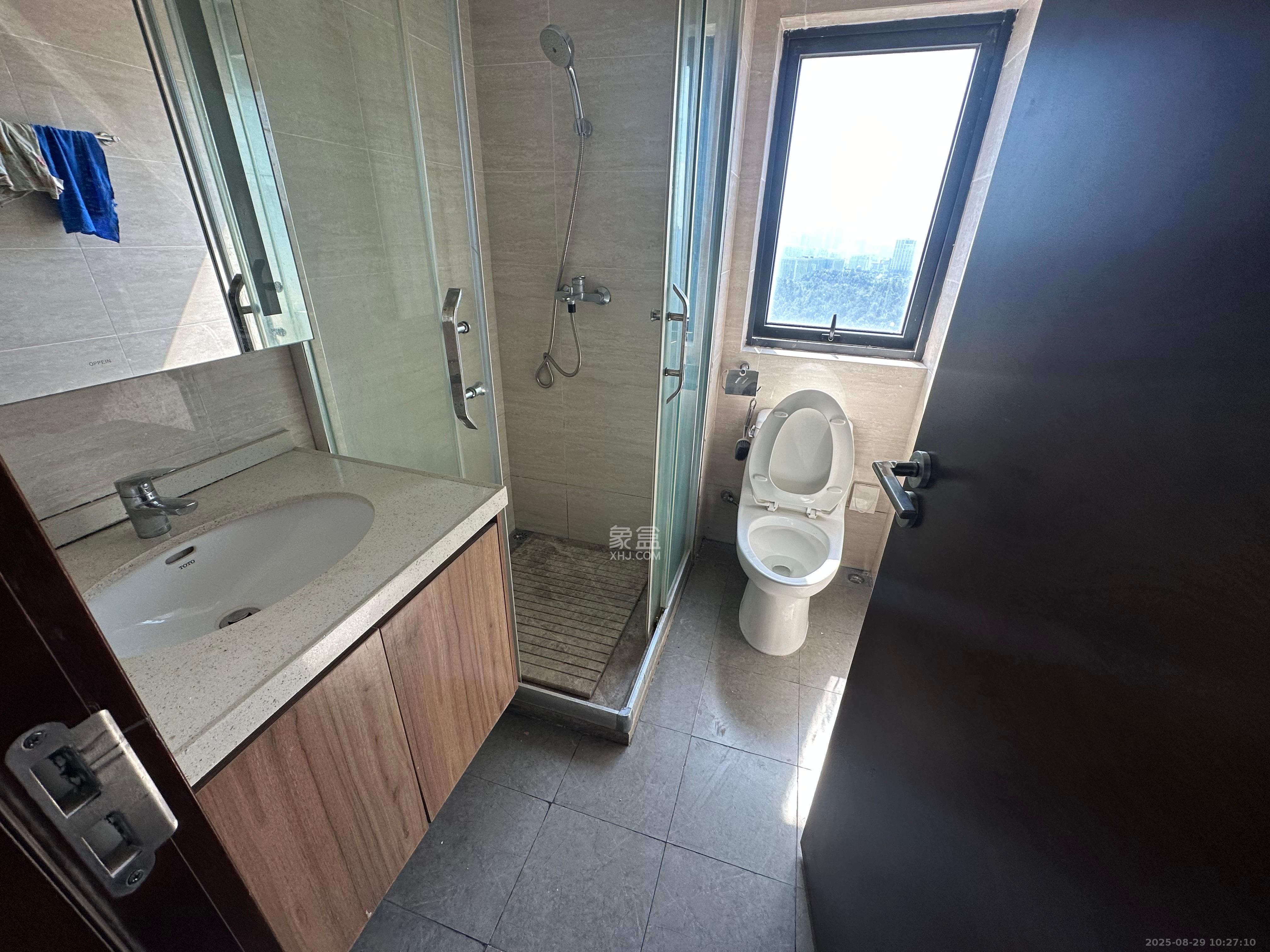 荣泰广场 3室2厅2卫 2000.0元/月 荣泰广场 3室2厅2卫 2000.0元/月室内图