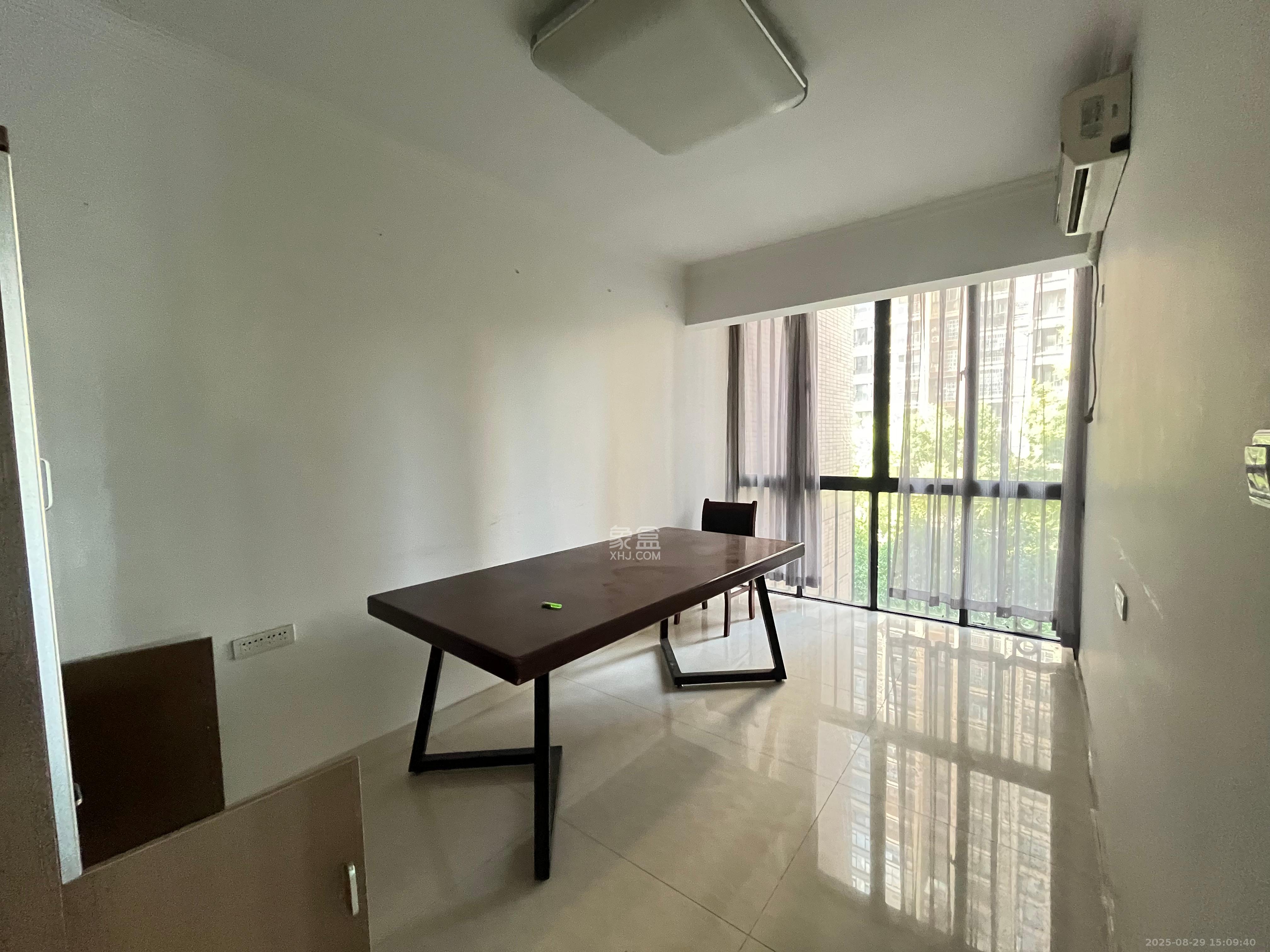 三一街区  4室2厅2卫   1800.00元/月室内图
