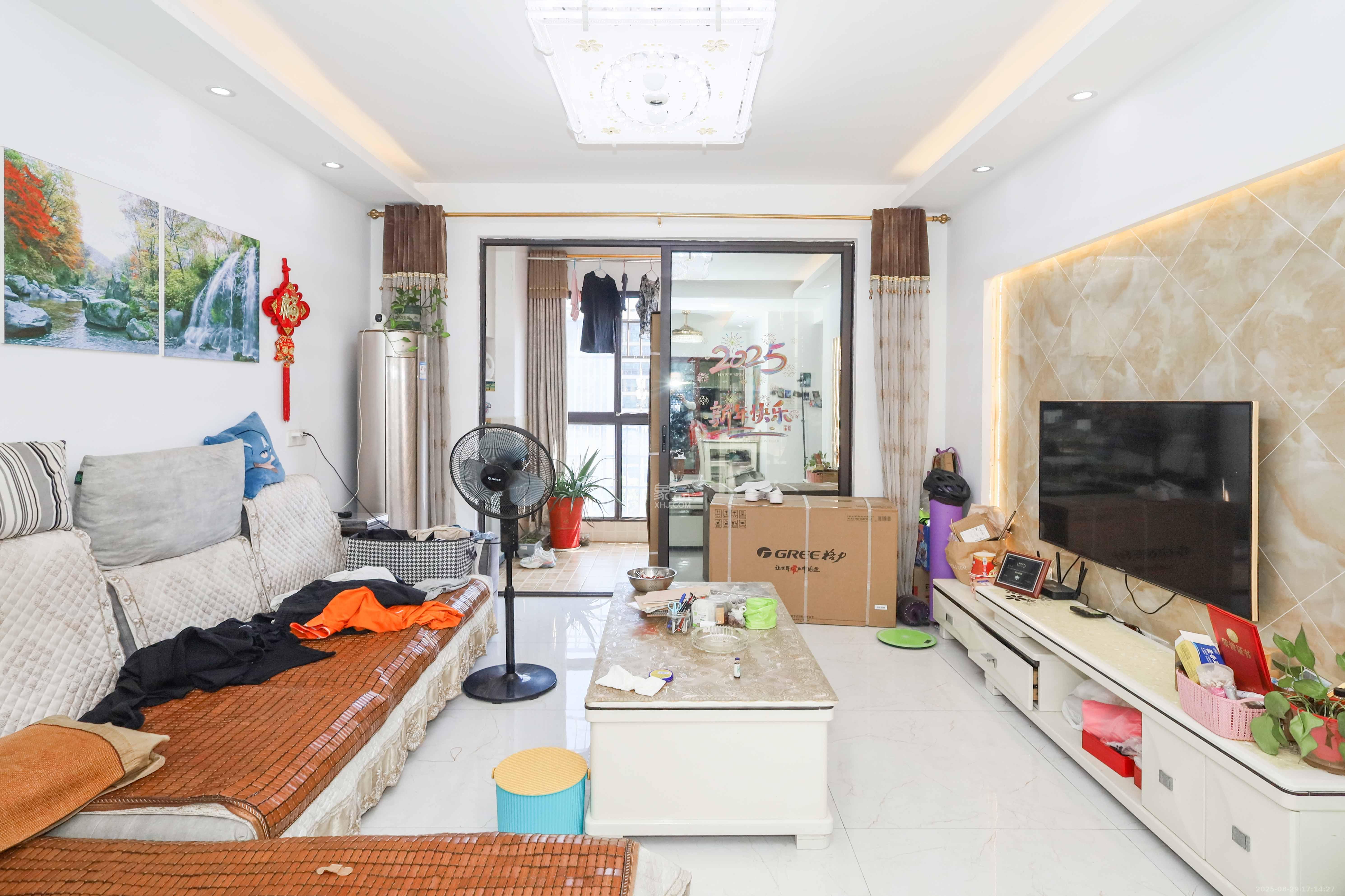 麓谷星辰  3室2厅1卫    88.8万 麓谷星辰  3室2厅1卫    88.8万客厅