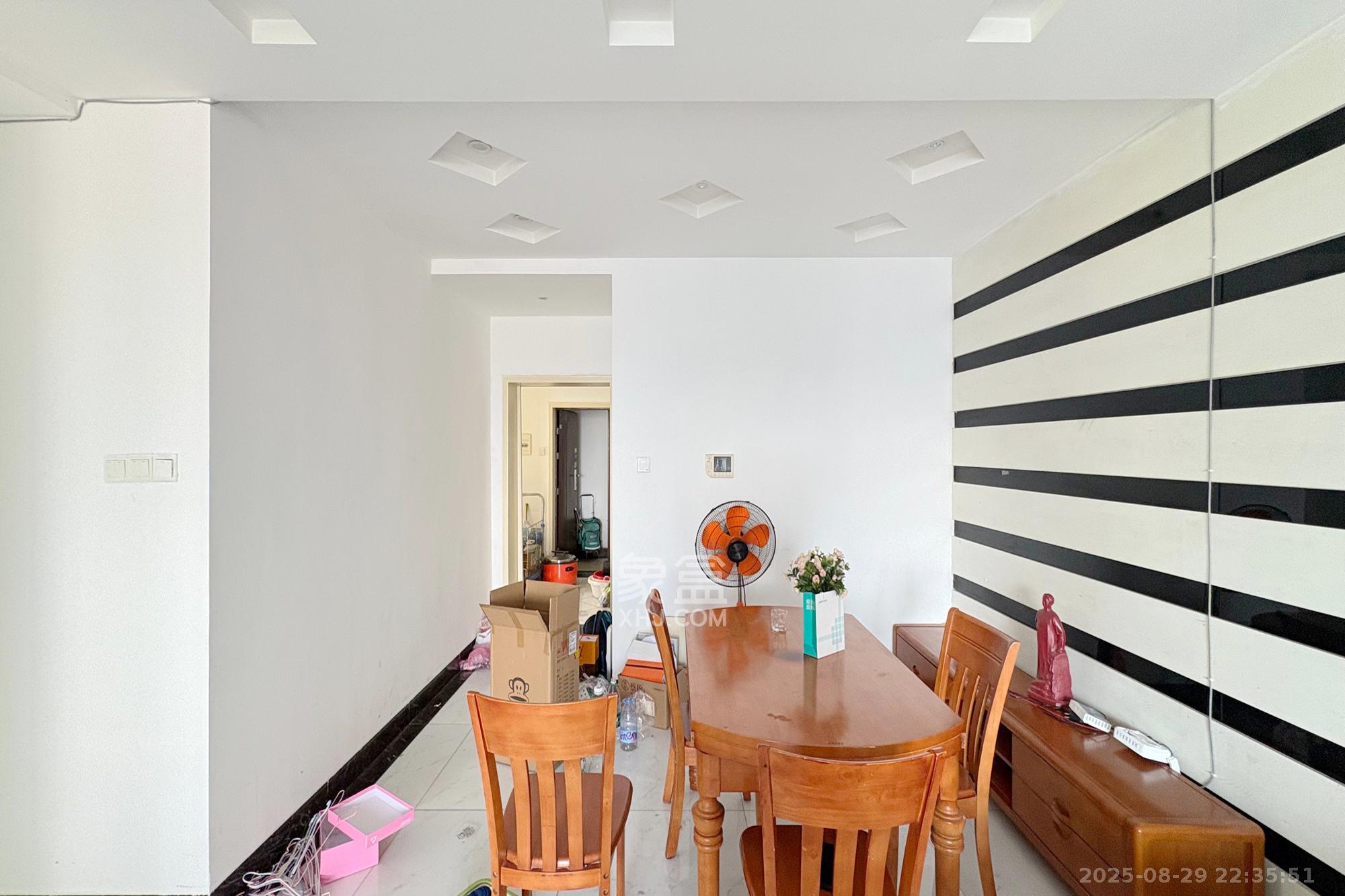 融圣国际  1室2厅1卫    165.0万 融圣国际  1室2厅1卫    165.0万客厅