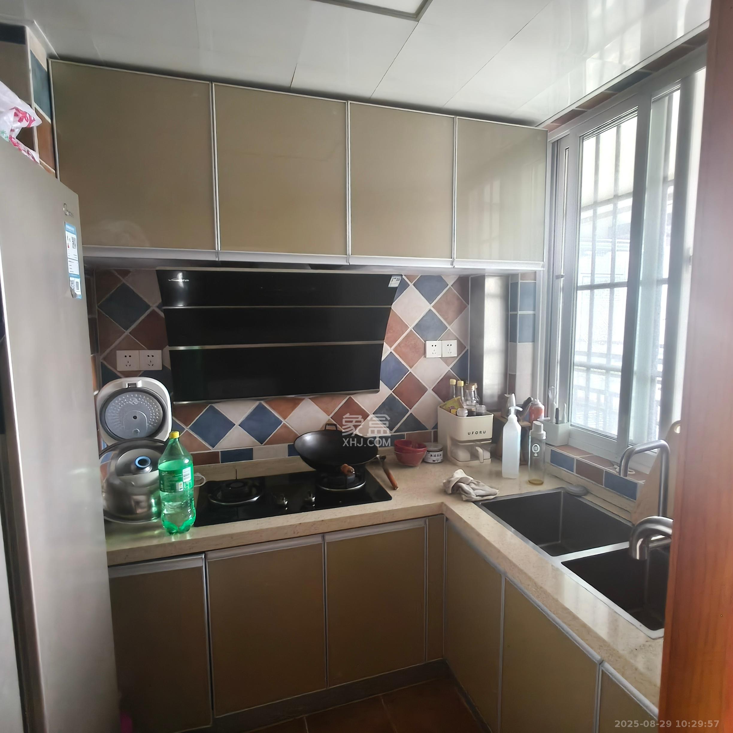 绿地海外滩一期  2室2厅1卫   1800.00元/月室内图