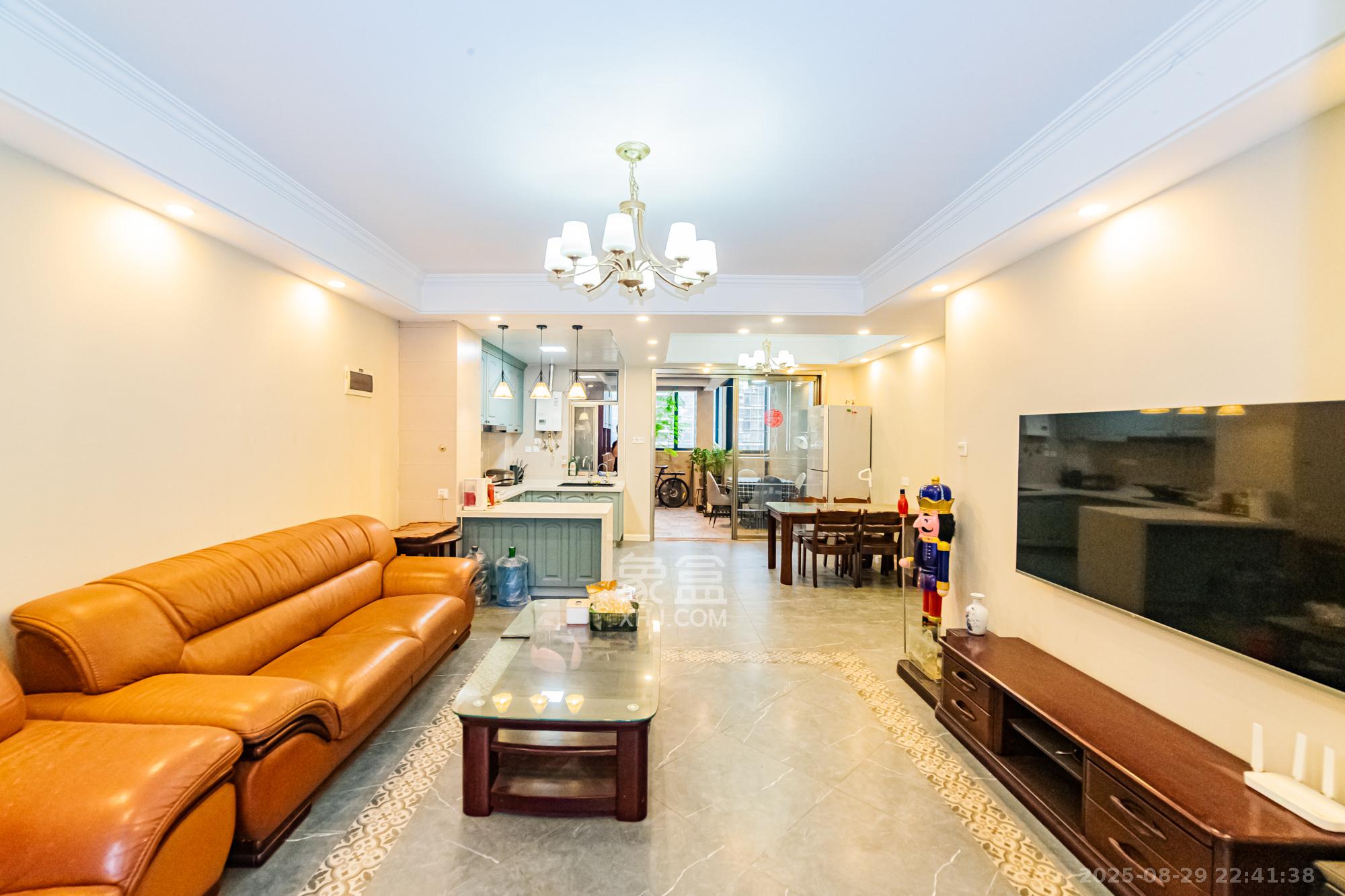 湘江世纪城鸿江苑 4室2厅2卫 150.0万 湘江世纪城鸿江苑 4室2厅2卫 150.0万客厅