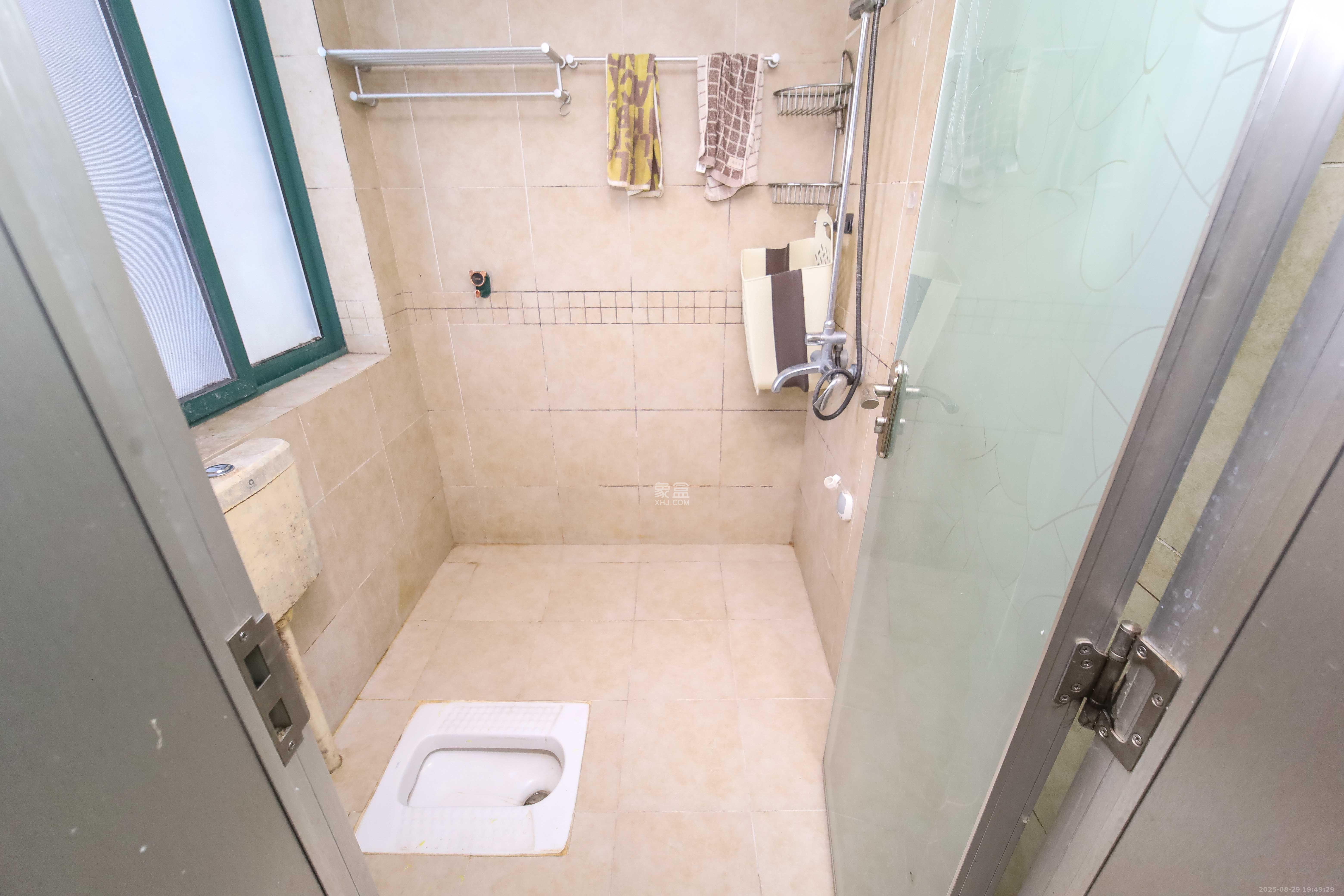 东来苑  4室2厅2卫    145.0万卫生间