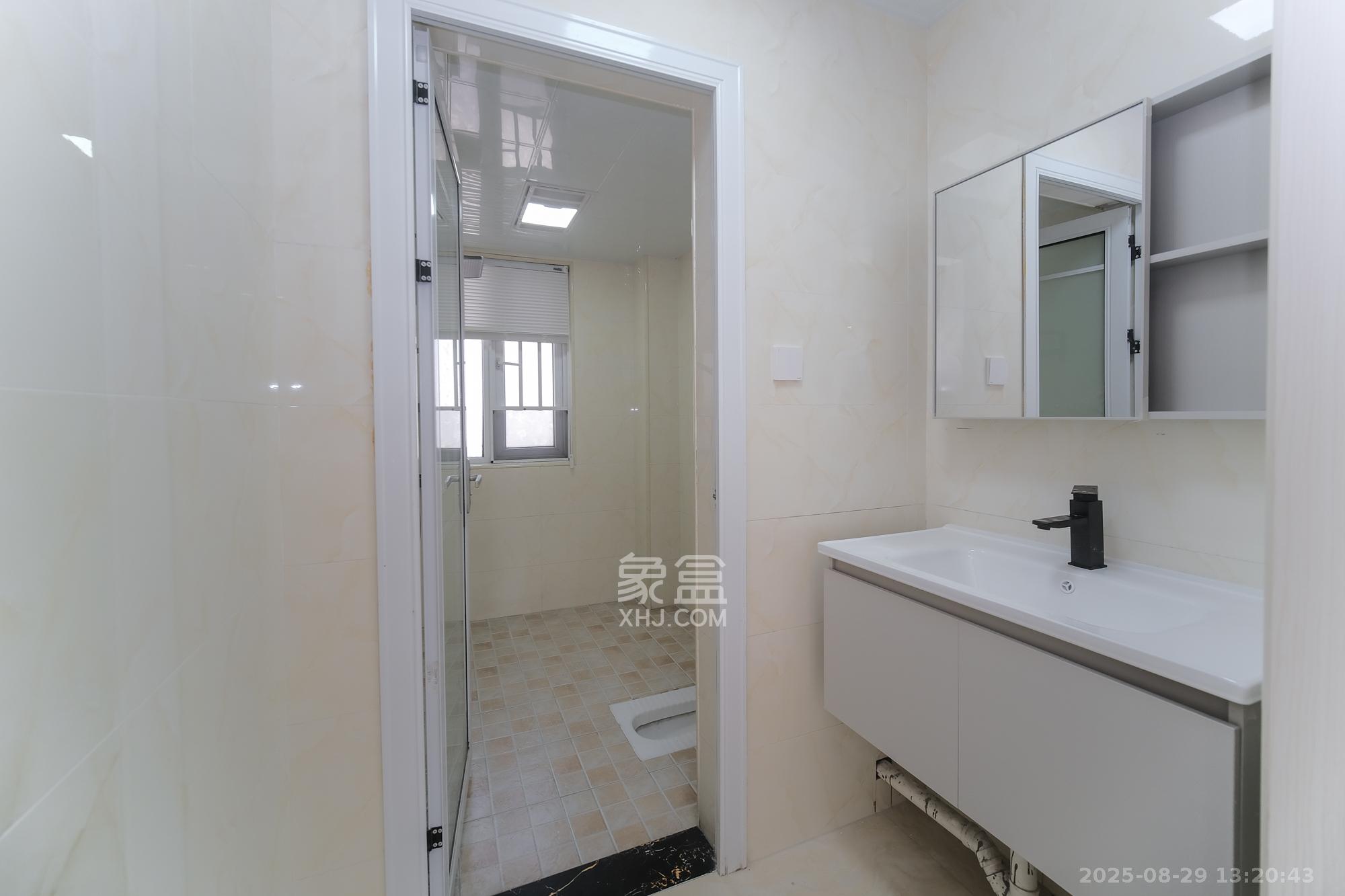 荣盛花语城 4室2厅2卫 98.8万 荣盛花语城 4室2厅2卫 98.8万卫生间