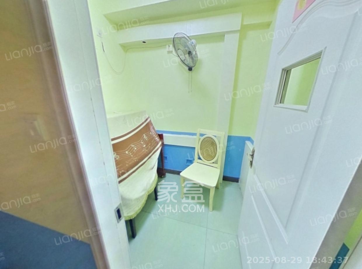 华银园 4室2厅1卫 3600.0元/月 华银园 4室2厅1卫 3600.0元/月室内图