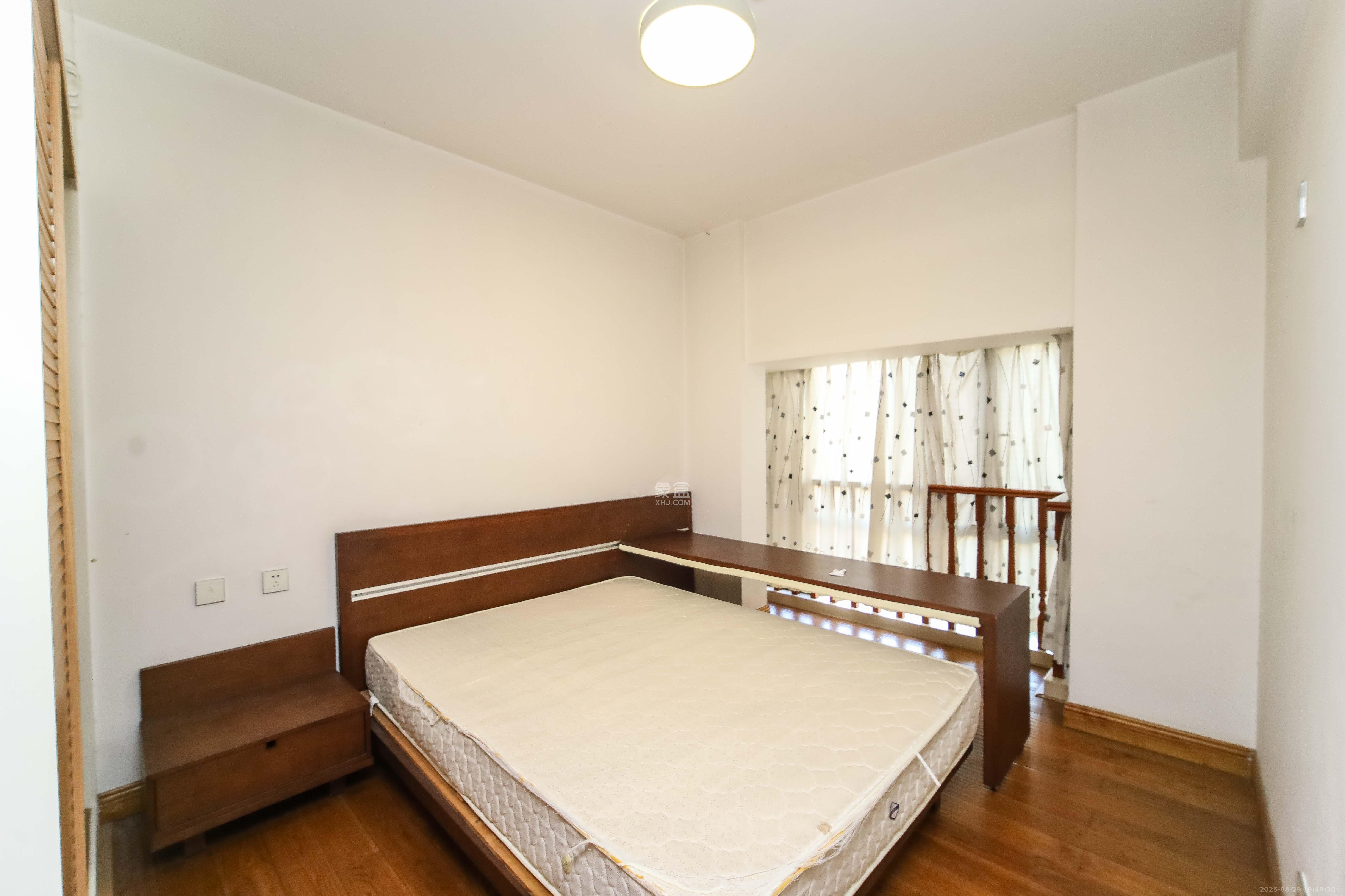 东来苑  4室2厅2卫    145.0万卧室