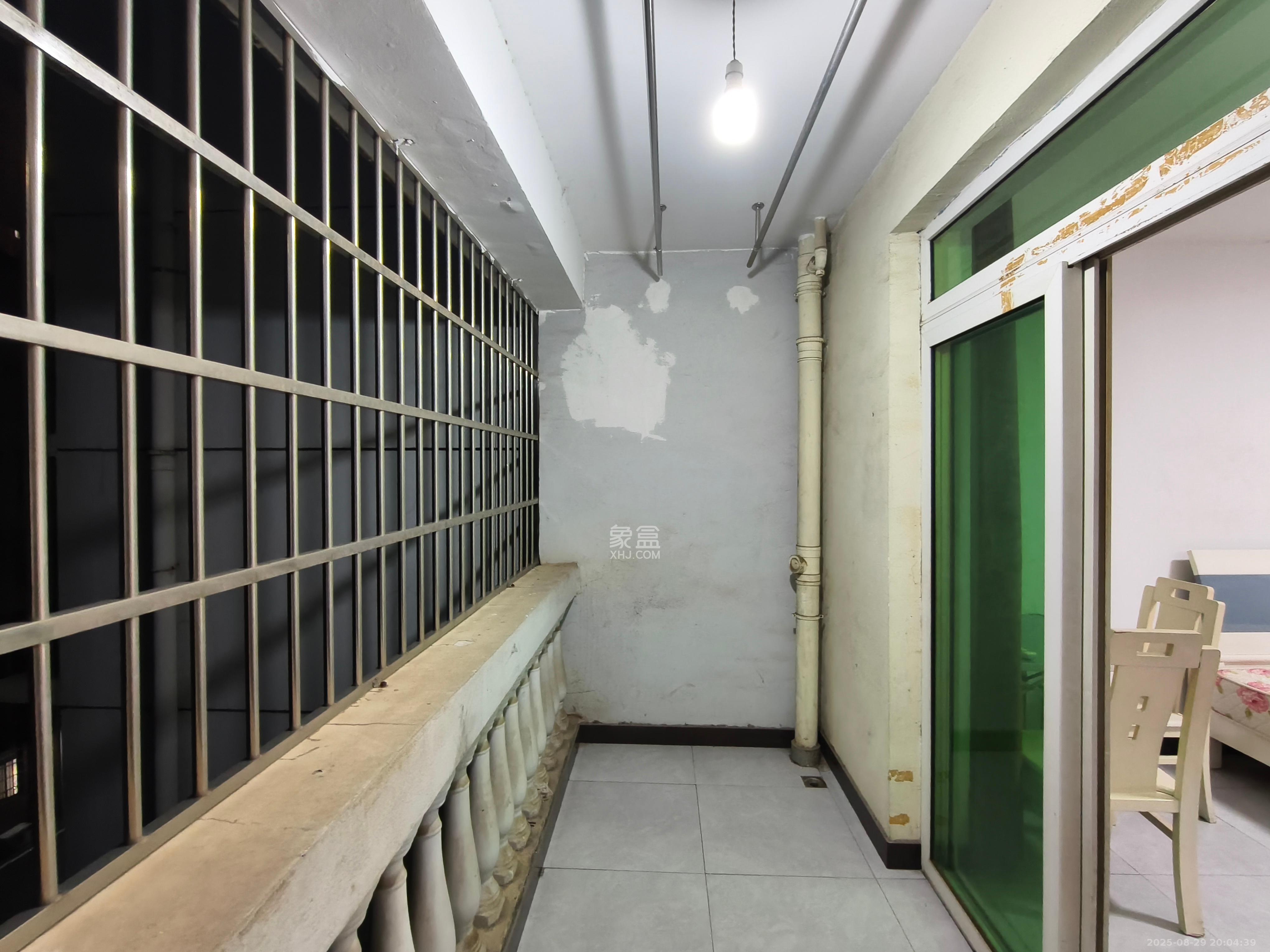 江南公寓  1室1厅1卫    1300.0元/月 江南公寓  1室1厅1卫    1300.0元/月室内图