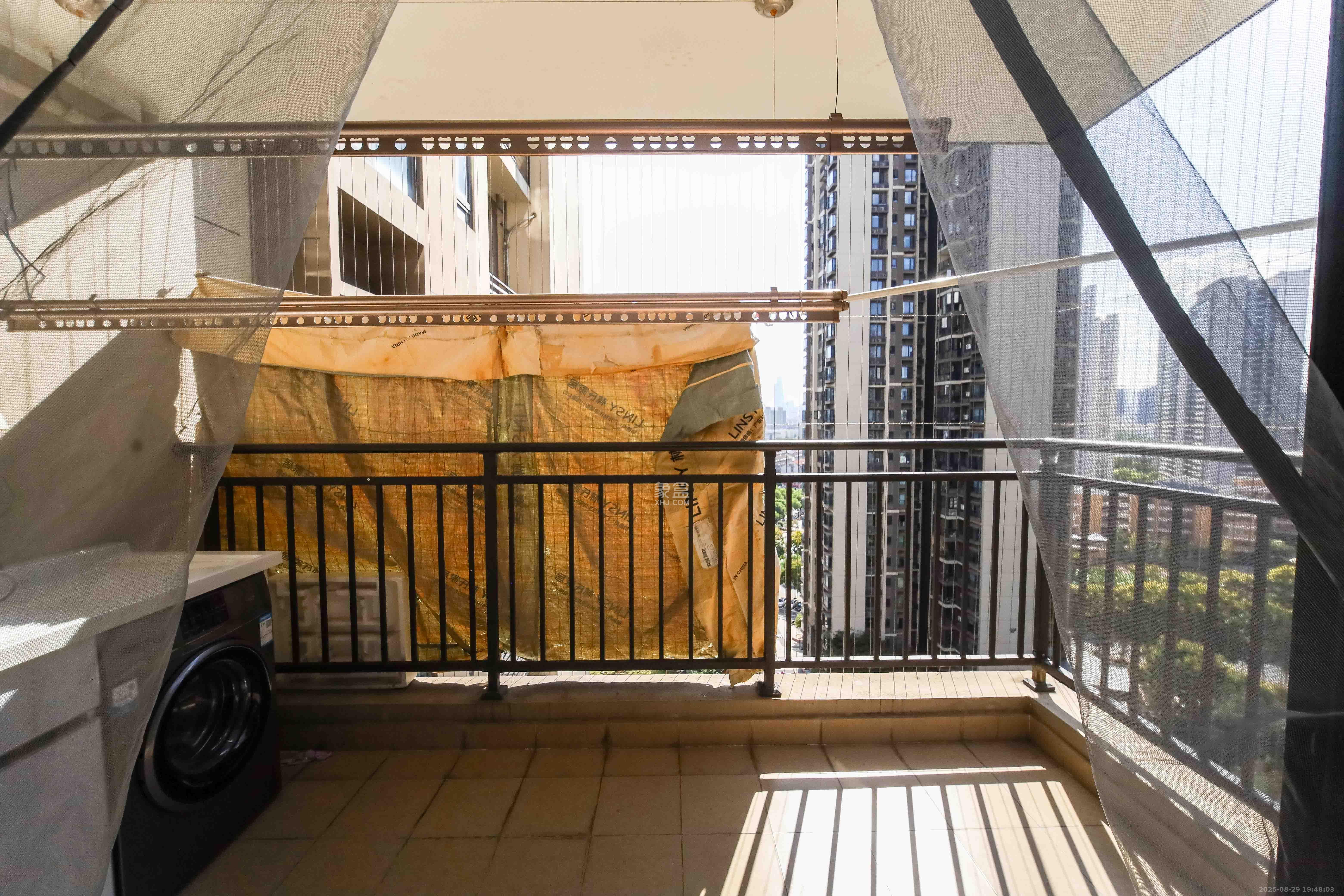 万科金域蓝湾  4室2厅2卫    180.0万阳台