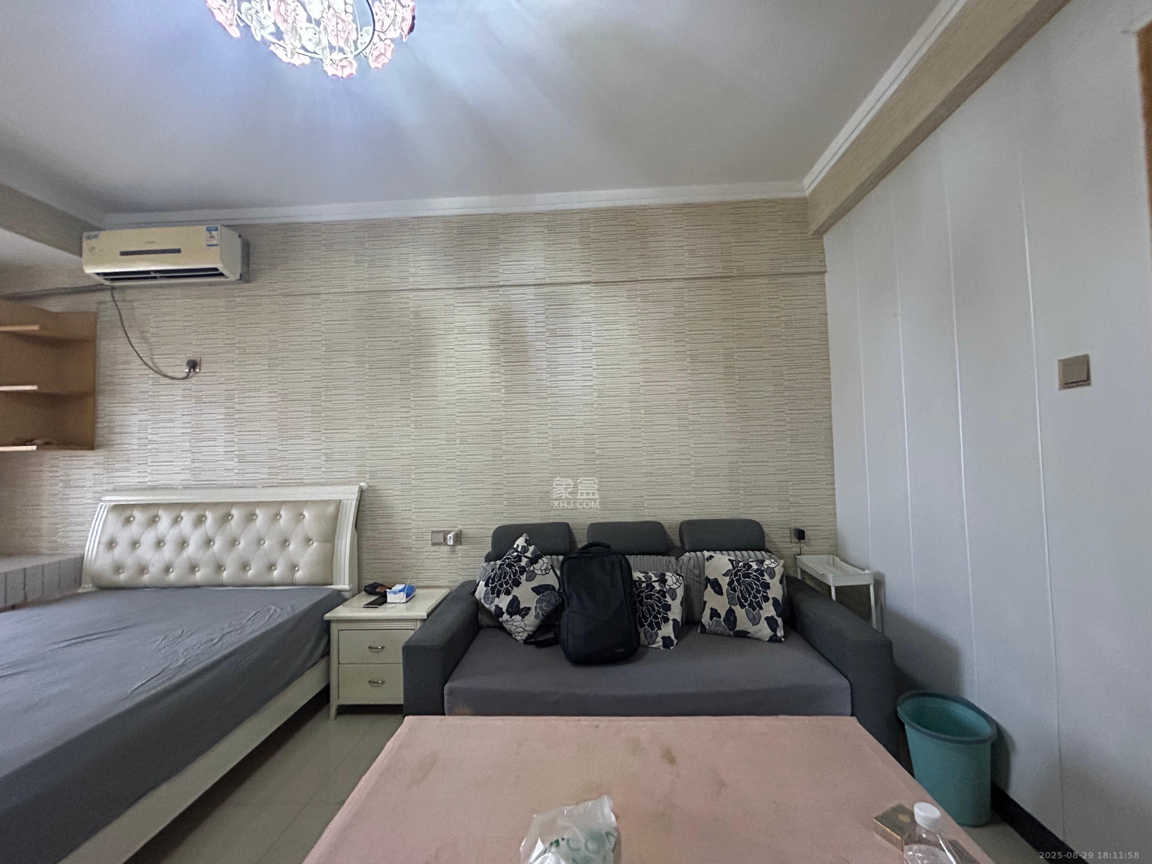 锦泰东环国际  1室1厅1卫    1700.0元/月 锦泰东环国际  1室1厅1卫    1700.0元/月室内图1