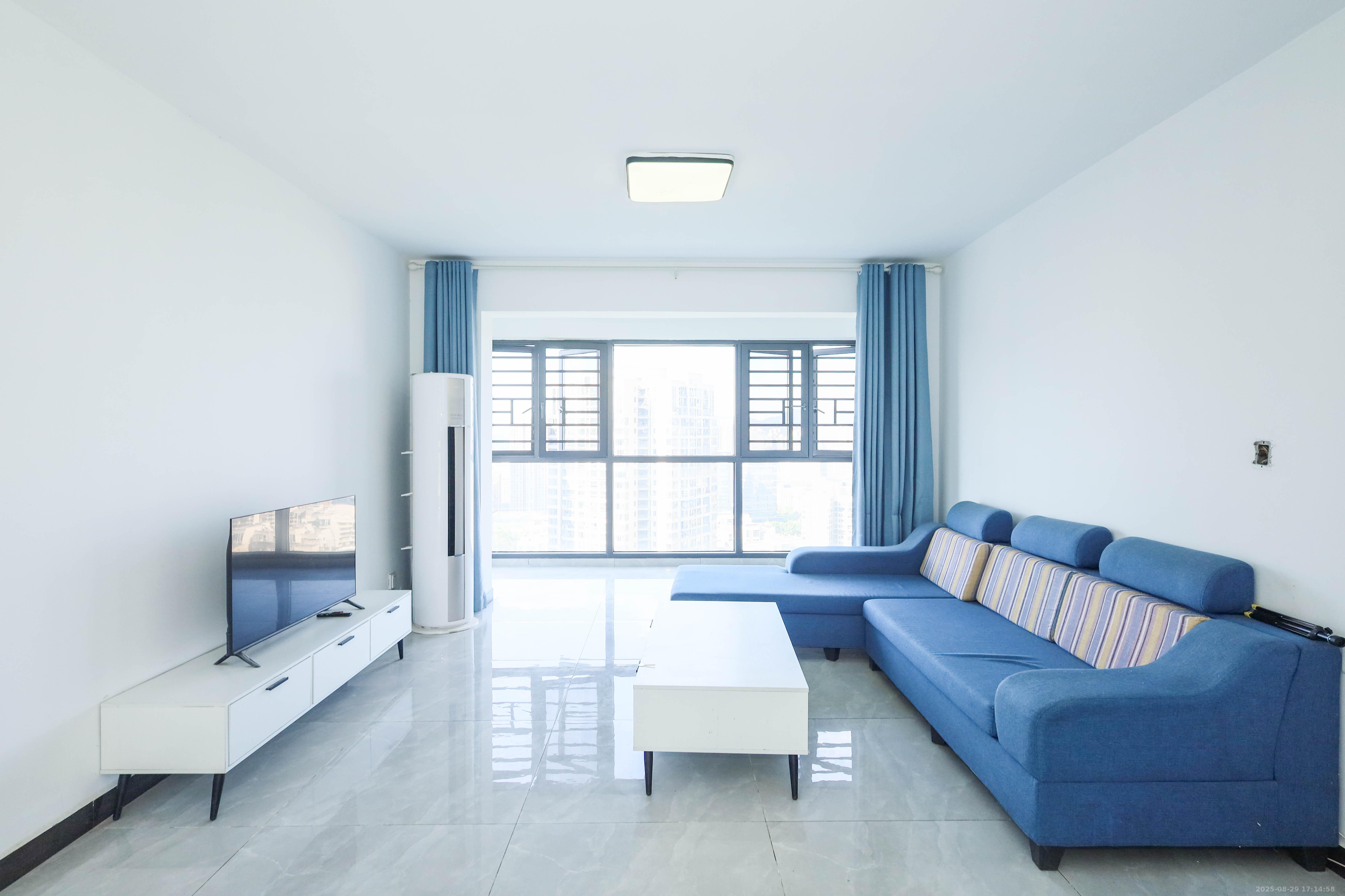 保利麓谷林语B区  3室2厅2卫    110.0万 保利麓谷林语B区  3室2厅2卫    110.0万客厅