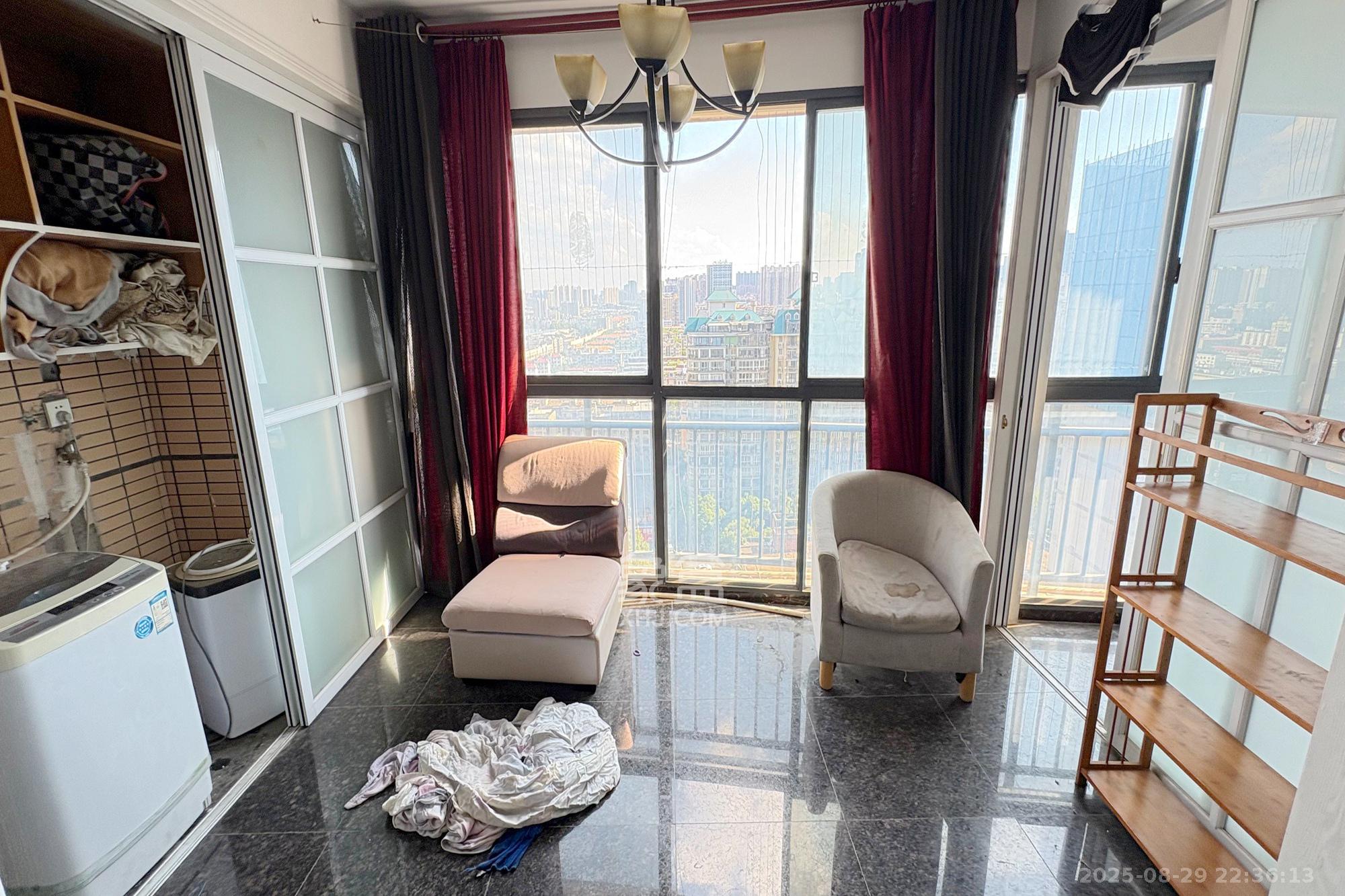 融圣国际  1室2厅1卫    165.0万 融圣国际  1室2厅1卫    165.0万阳台