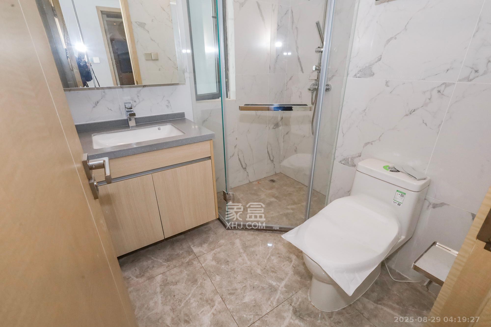 复地滨江金融中心  3室2厅2卫    183.1万卫生间