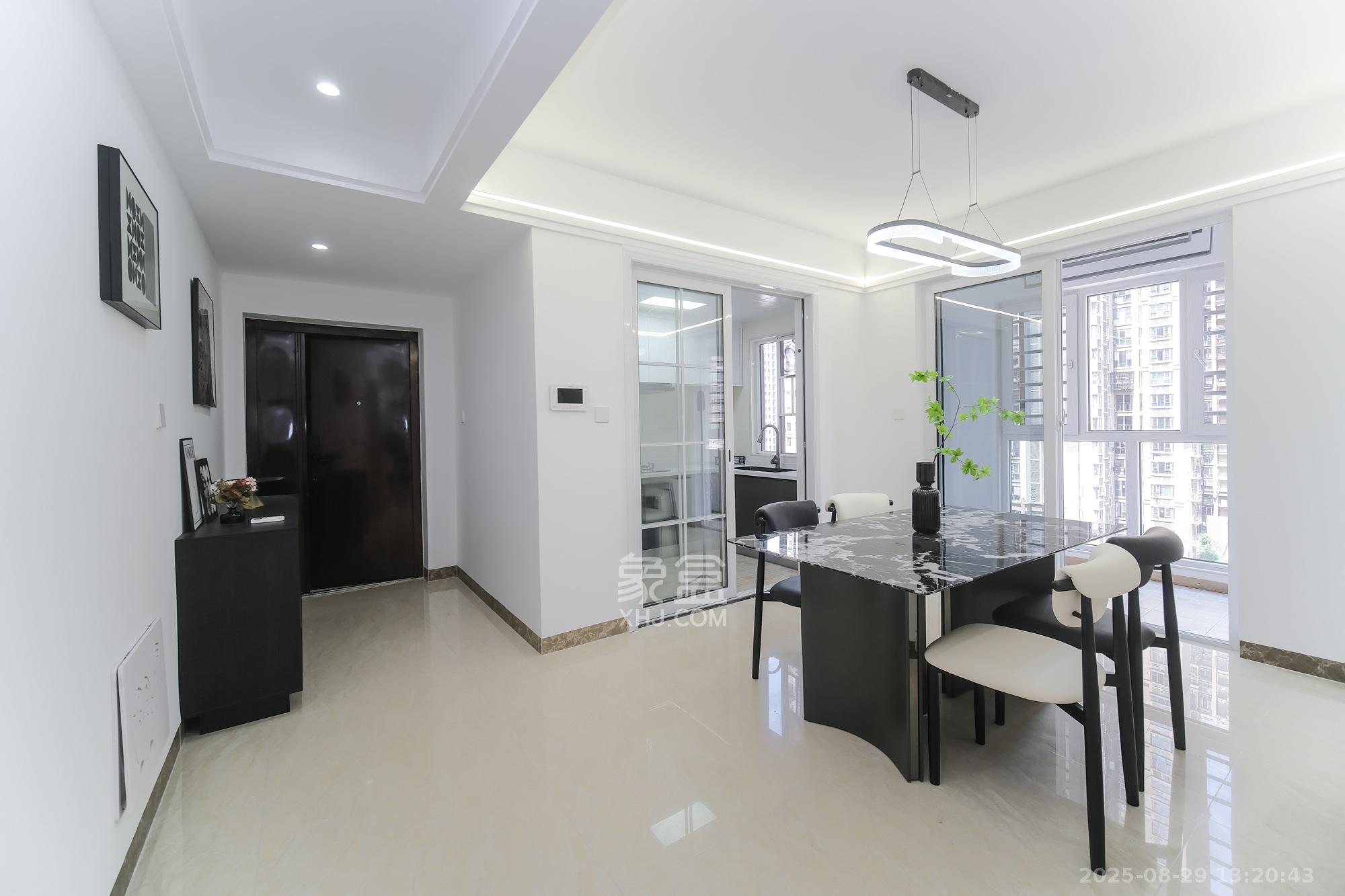 荣盛花语城 4室2厅2卫 98.8万 荣盛花语城 4室2厅2卫 98.8万客厅