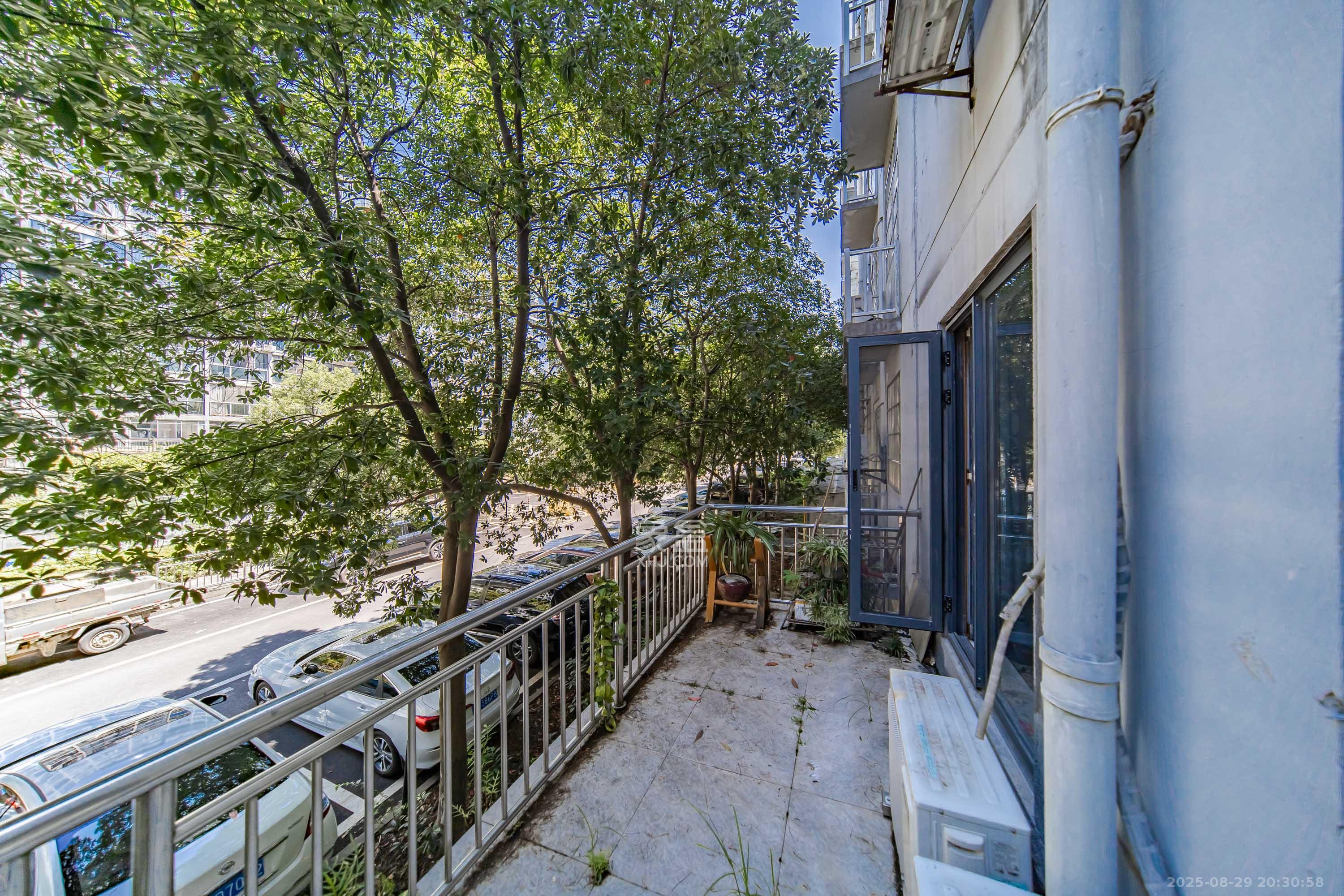 阳光100二期  5室2厅3卫    120.0万 阳光100二期  5室2厅3卫    120.0万阳台