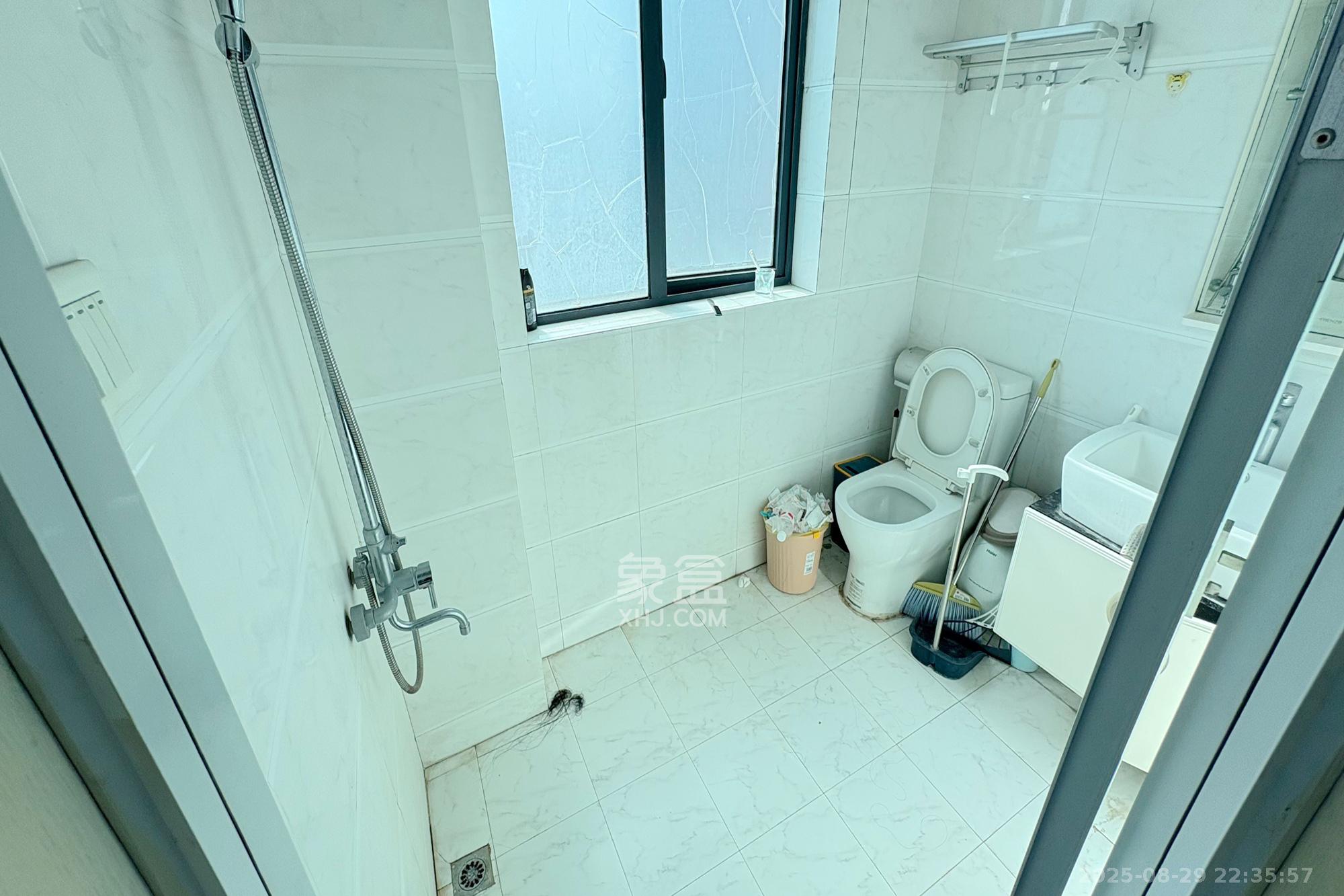 融圣国际  1室2厅1卫    165.0万卫生间