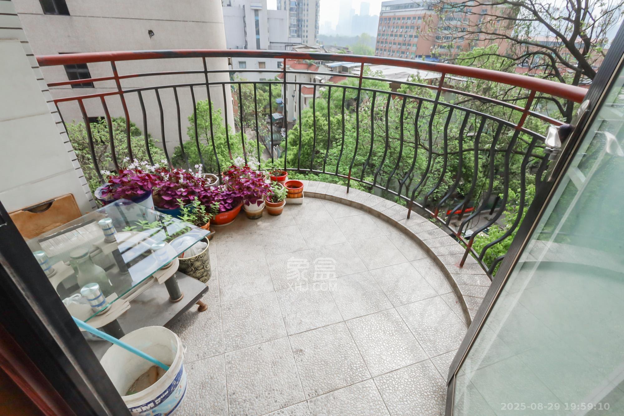 景秀江山  4室2厅2卫    145.0万 景秀江山  4室2厅2卫    145.0万阳台