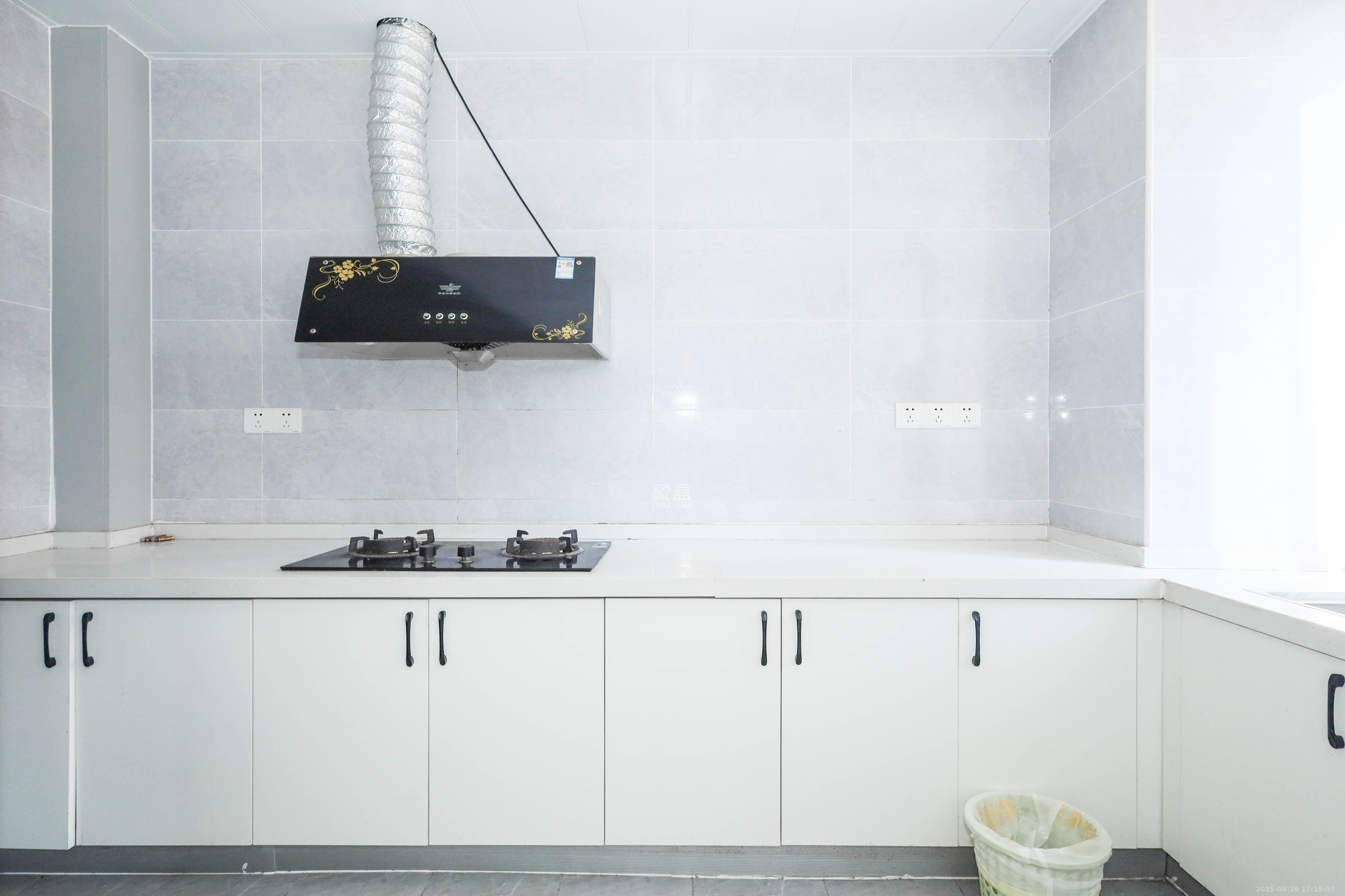 保利麓谷林语B区  3室2厅2卫    110.0万 保利麓谷林语B区  3室2厅2卫    110.0万厨房