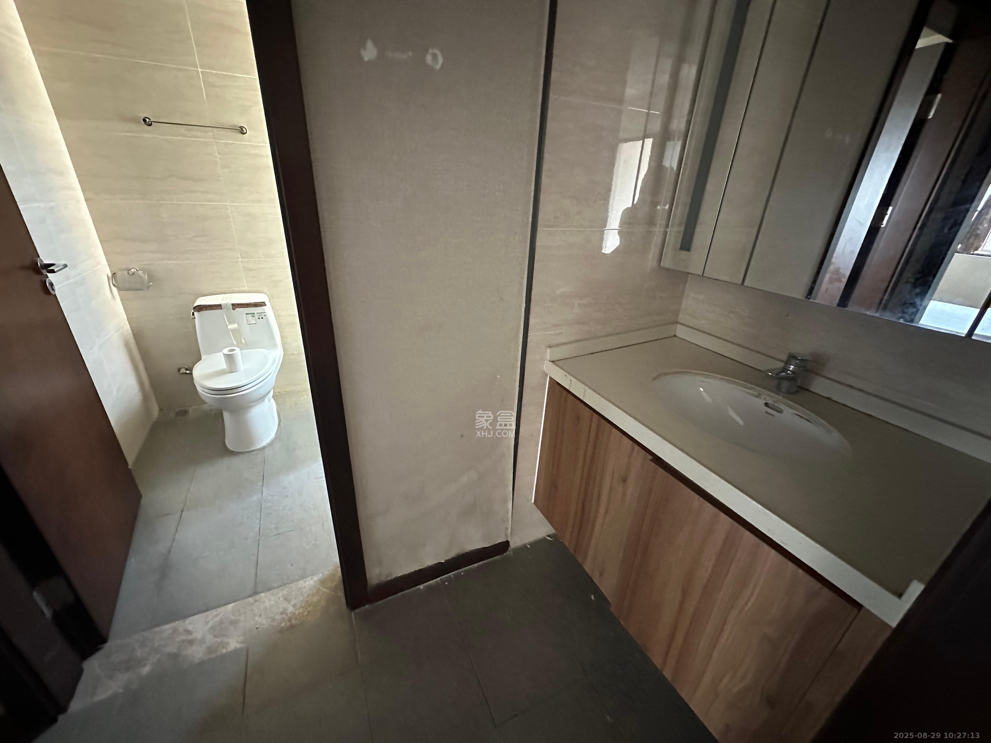 荣泰广场 3室2厅2卫 2000.0元/月 荣泰广场 3室2厅2卫 2000.0元/月室内图