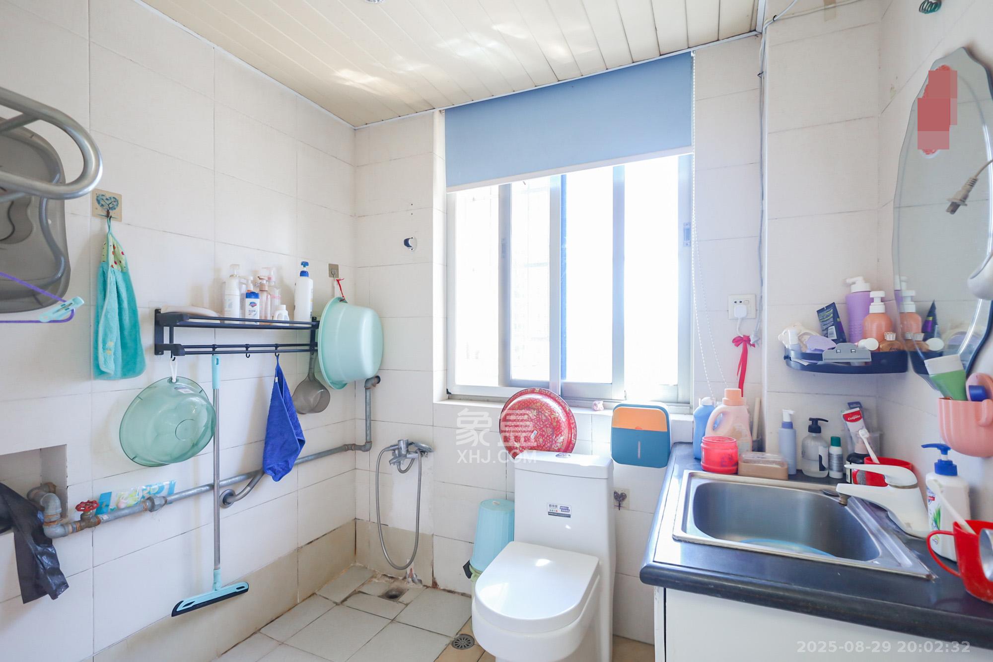 岳银小区(一二三五村) 3室2厅2卫 88.00万 岳银小区(一二三五村) 3室2厅2卫 88.00万卫生间