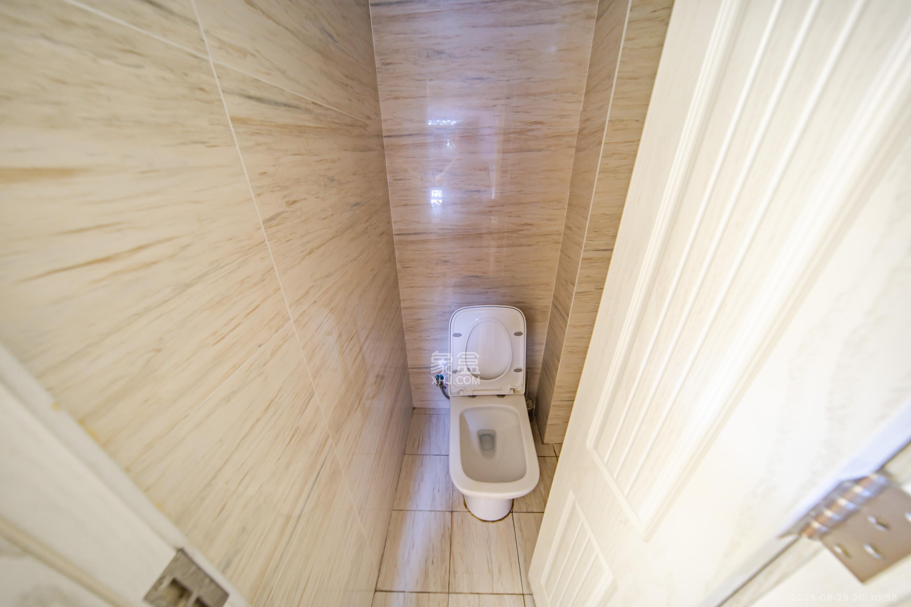 阳光100二期  5室2厅3卫    120.0万 阳光100二期  5室2厅3卫    120.0万卫生间