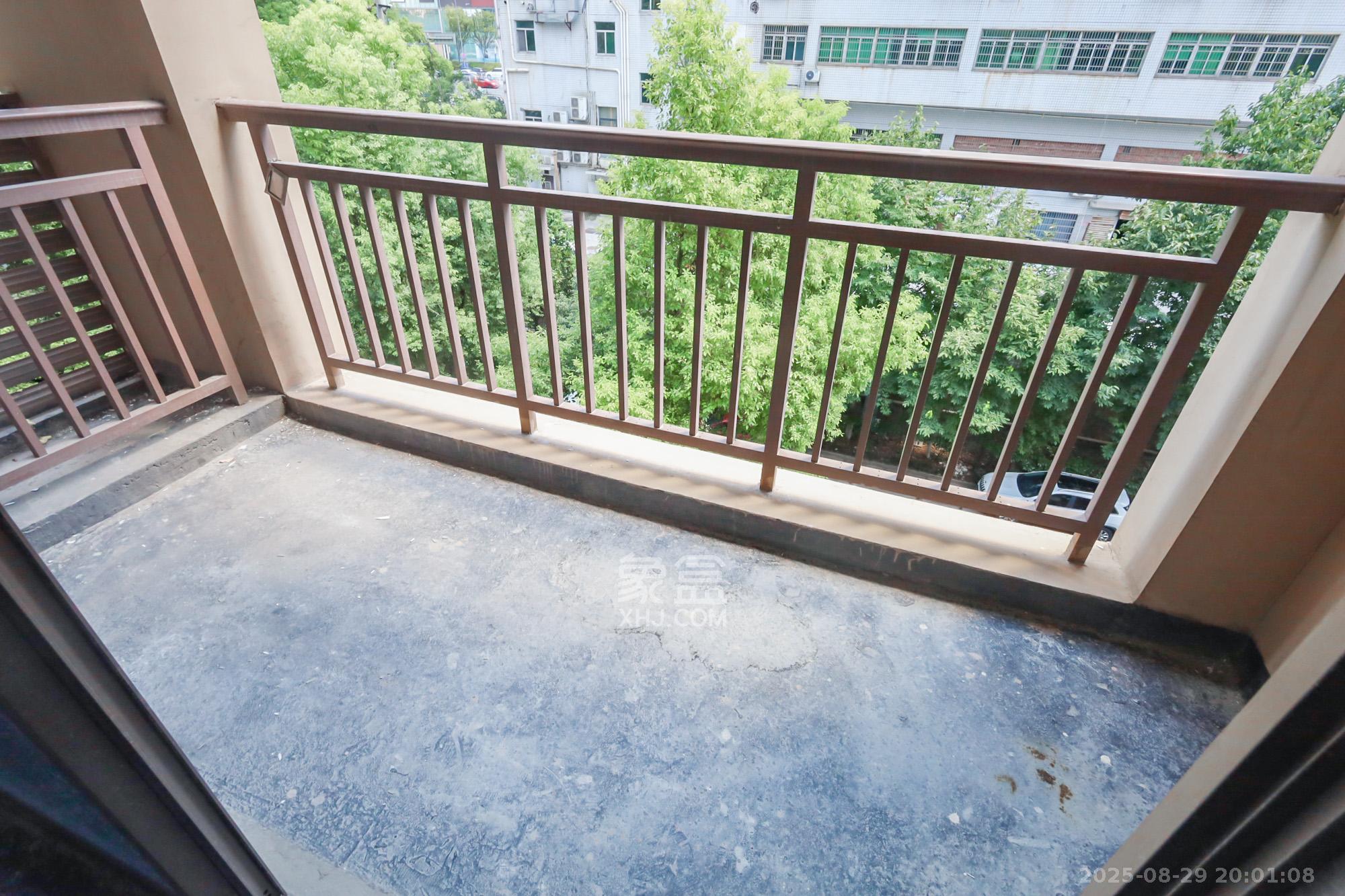 世茂铂翠湾二期 4室2厅2卫 200.0万 世茂铂翠湾二期 4室2厅2卫 200.0万阳台