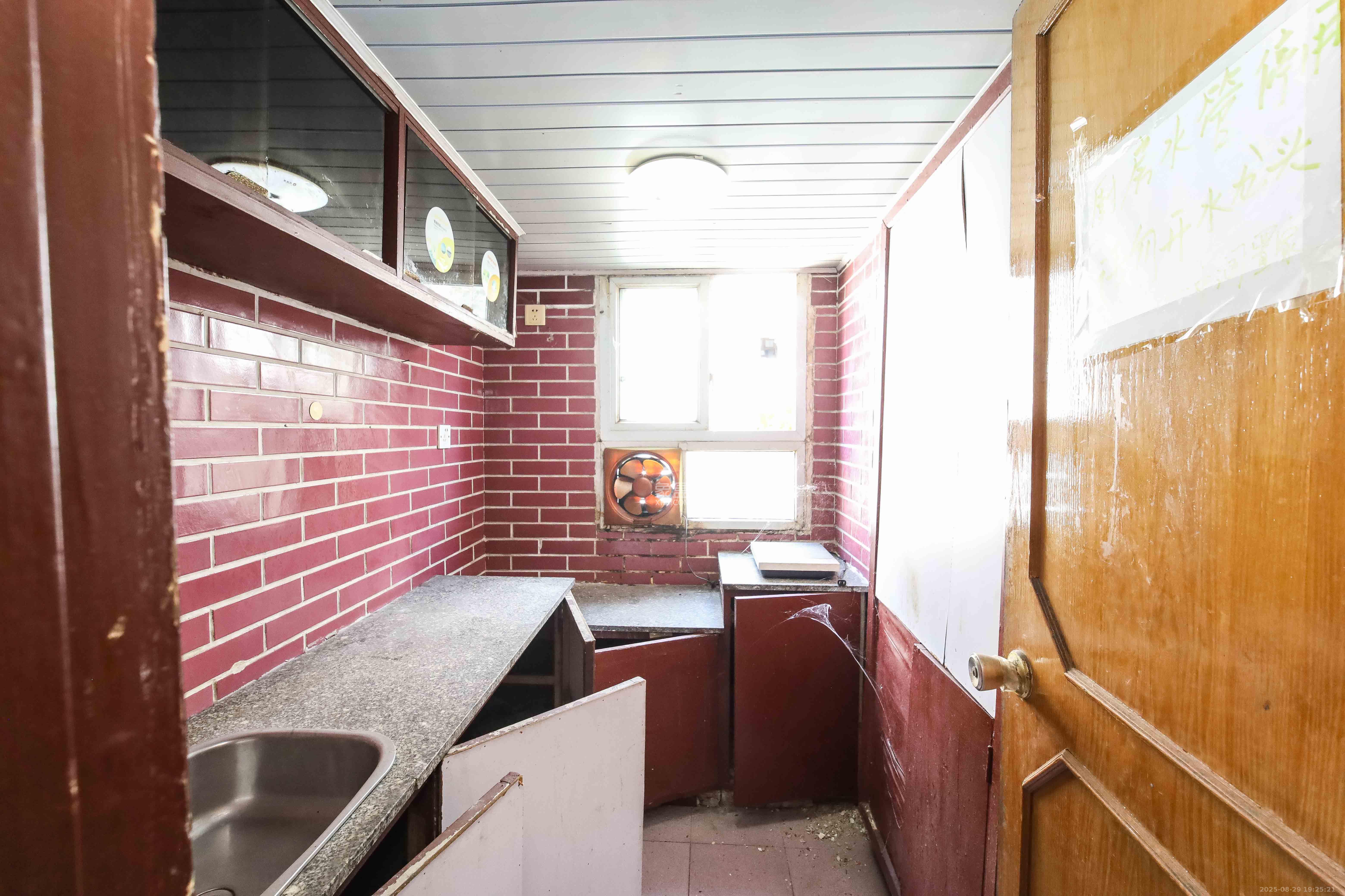 省进出口公司宿舍 3室2厅1卫 37.5万 省进出口公司宿舍 3室2厅1卫 37.5万厨房