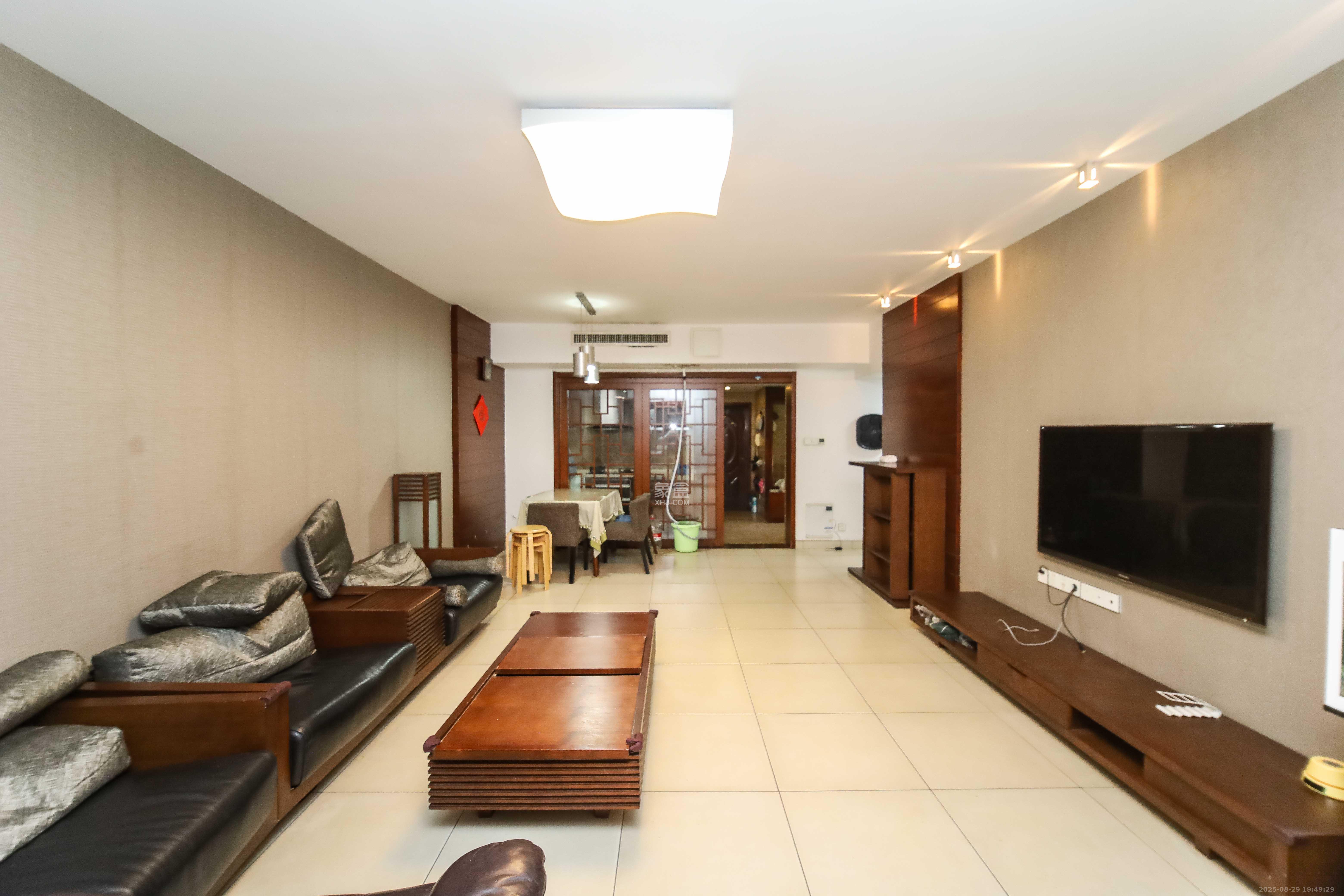 东来苑  4室2厅2卫    145.0万客厅