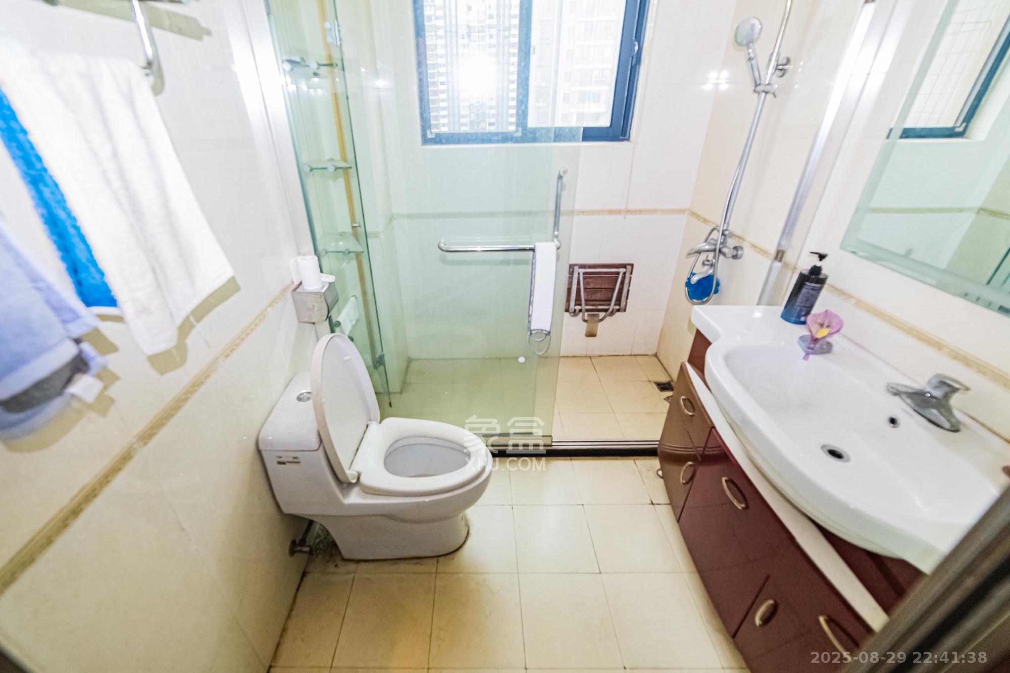 湘江世纪城鸿江苑 4室2厅2卫 150.0万 湘江世纪城鸿江苑 4室2厅2卫 150.0万卫生间