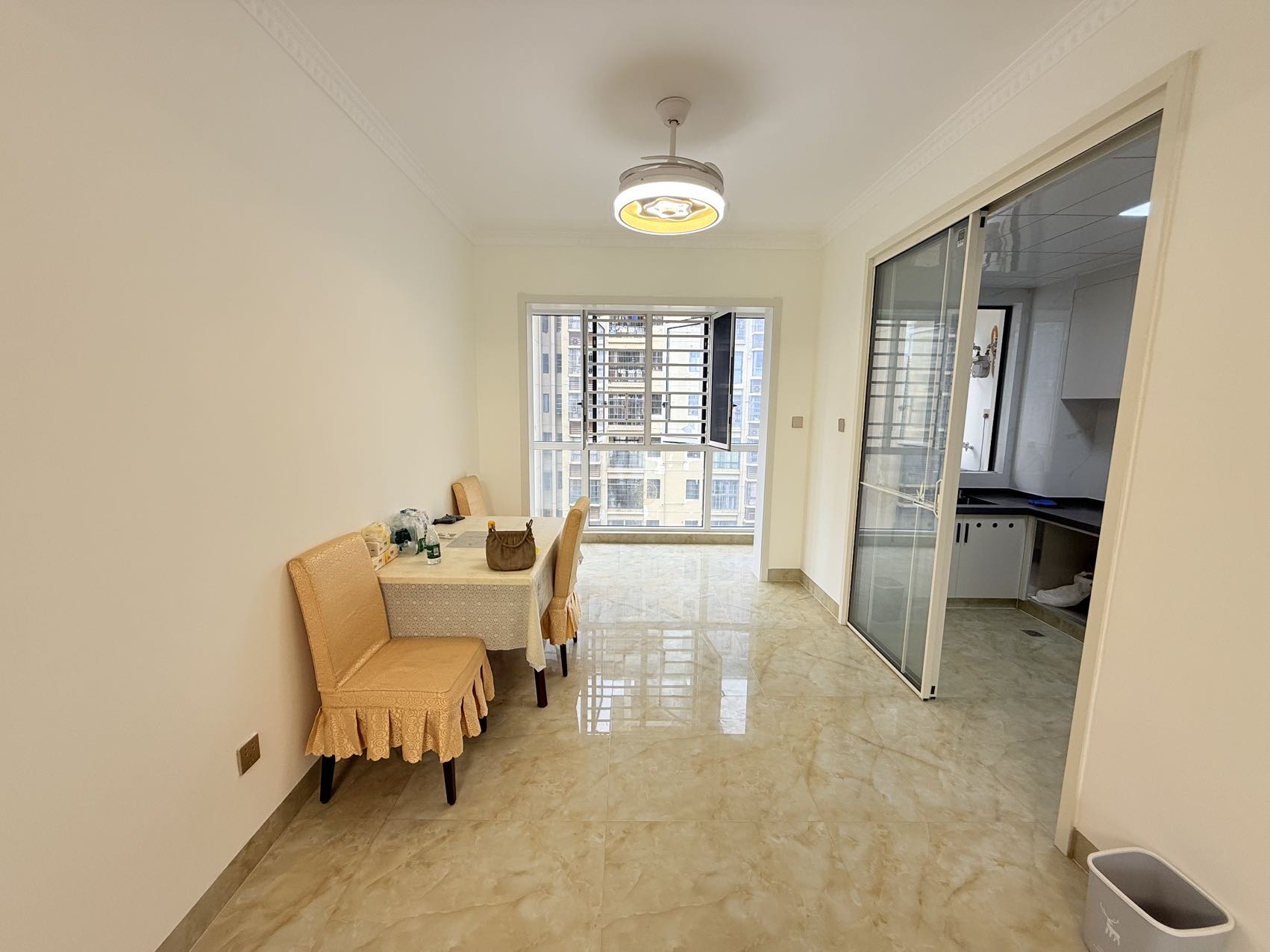 南国中心(琼山区椰航路) 3室2厅2卫 2700.0元/月 南国中心(琼山区椰航路) 3室2厅2卫 2700.0元/月室内图