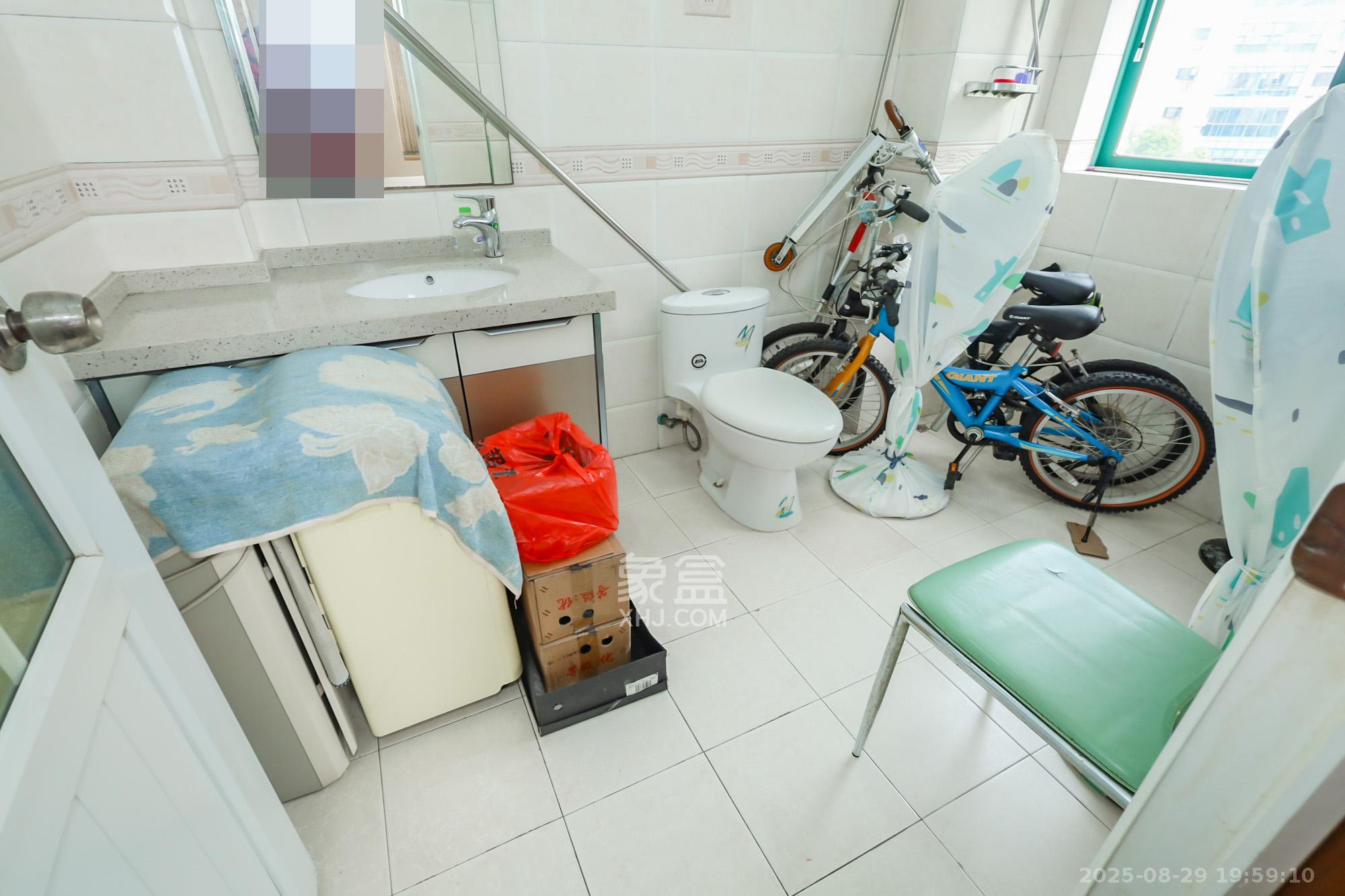 景秀江山  4室2厅2卫    145.0万 景秀江山  4室2厅2卫    145.0万卫生间