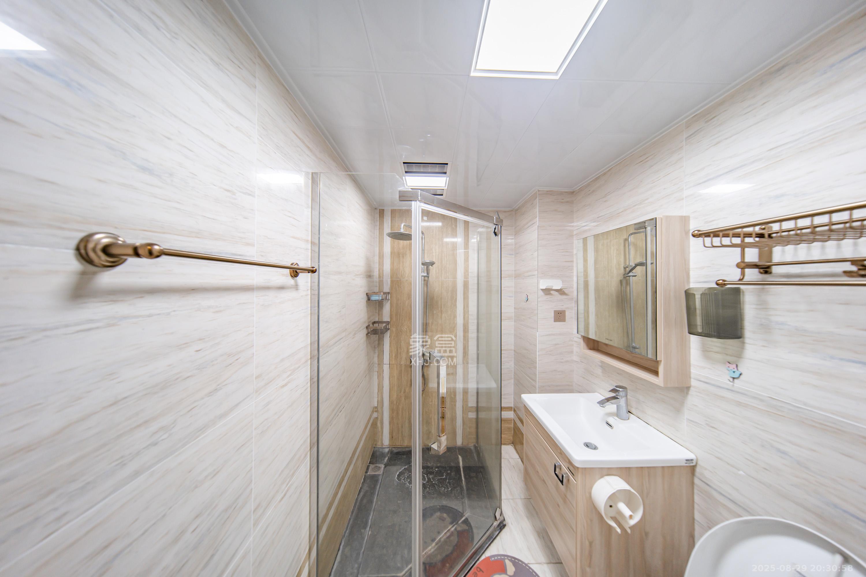 阳光100二期  5室2厅3卫    120.0万 阳光100二期  5室2厅3卫    120.0万卫生间