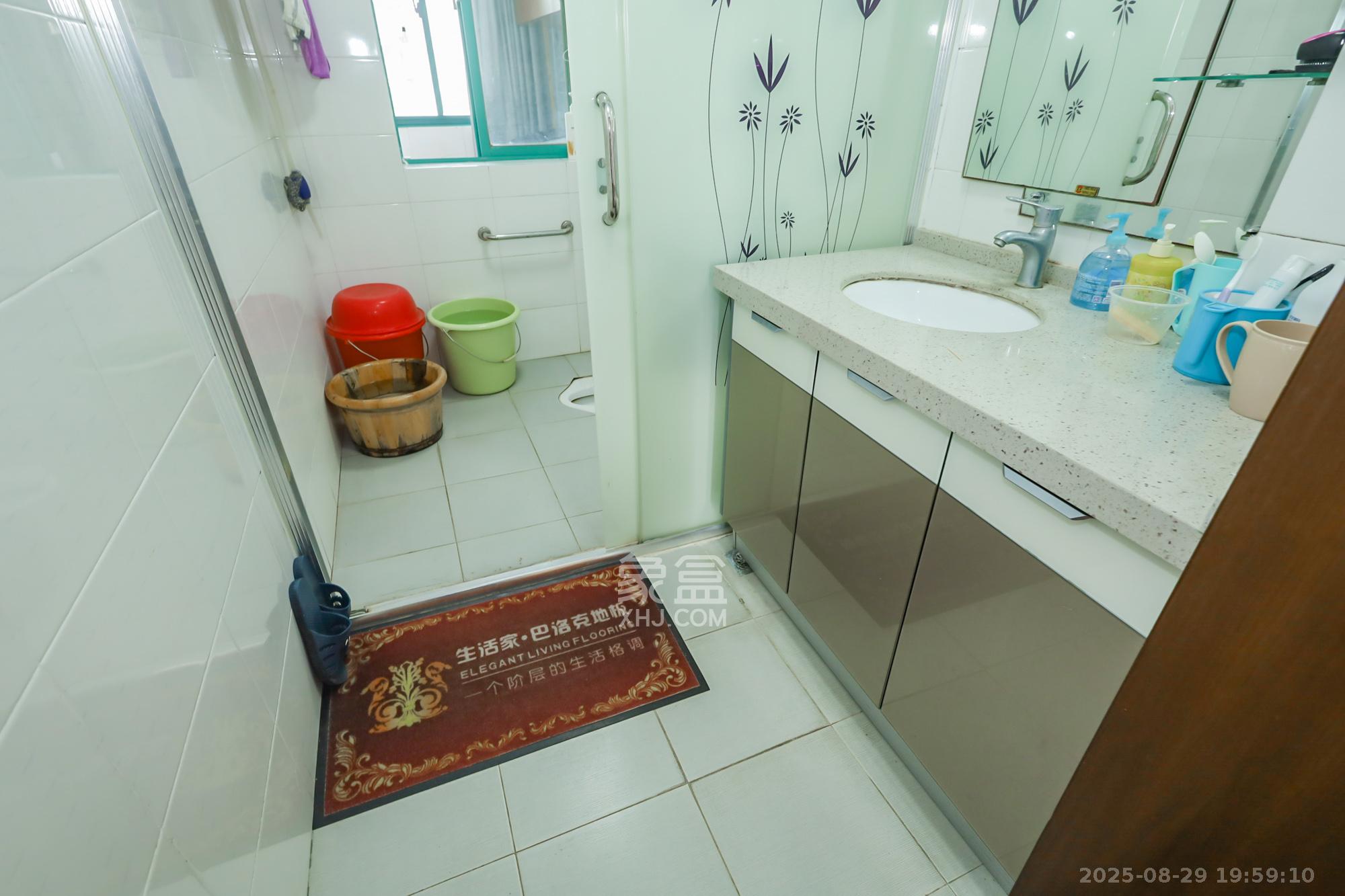 景秀江山  4室2厅2卫    145.0万 景秀江山  4室2厅2卫    145.0万卫生间