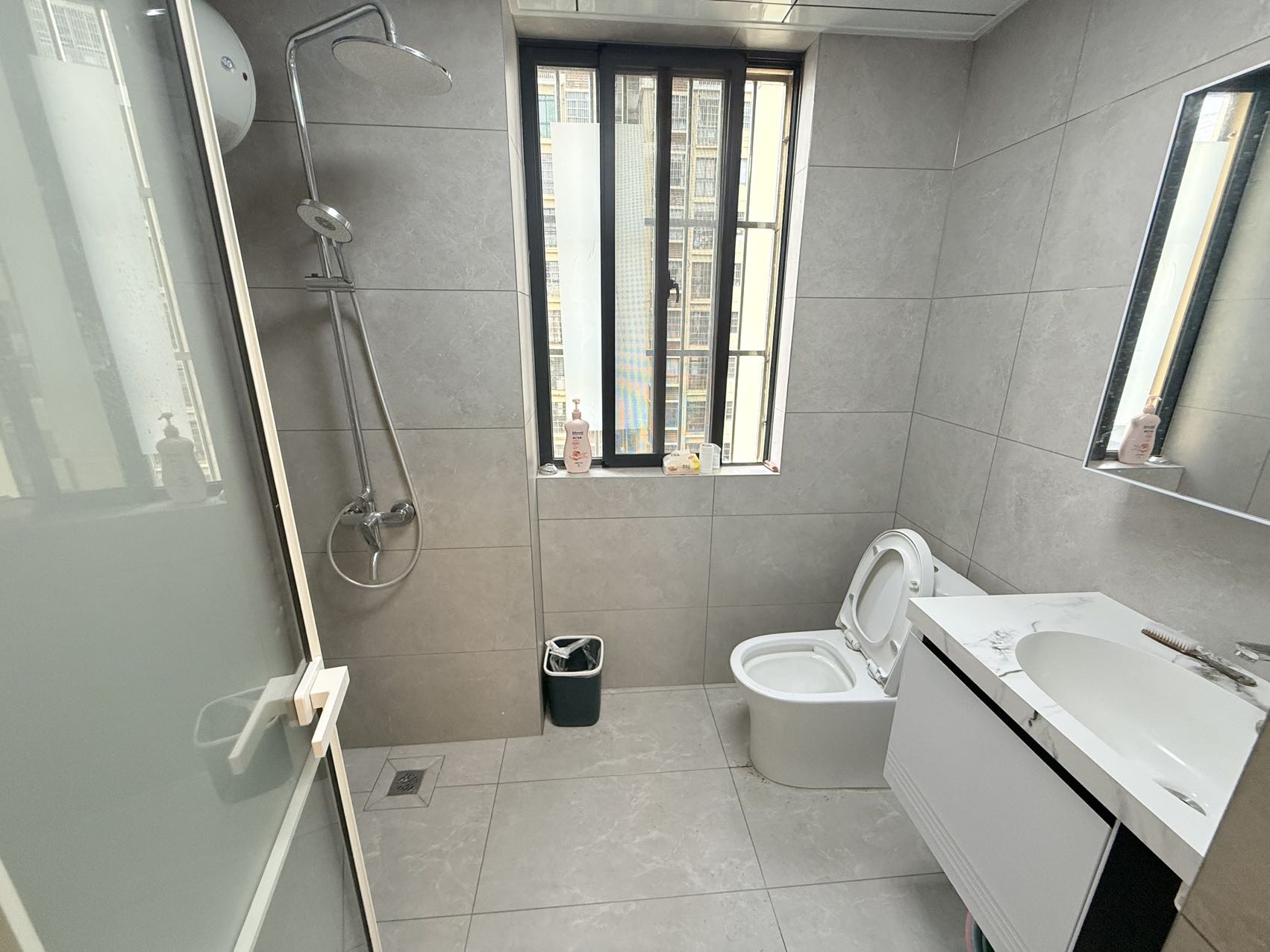 南国中心(琼山区椰航路) 3室2厅2卫 2700.0元/月 南国中心(琼山区椰航路) 3室2厅2卫 2700.0元/月室内图