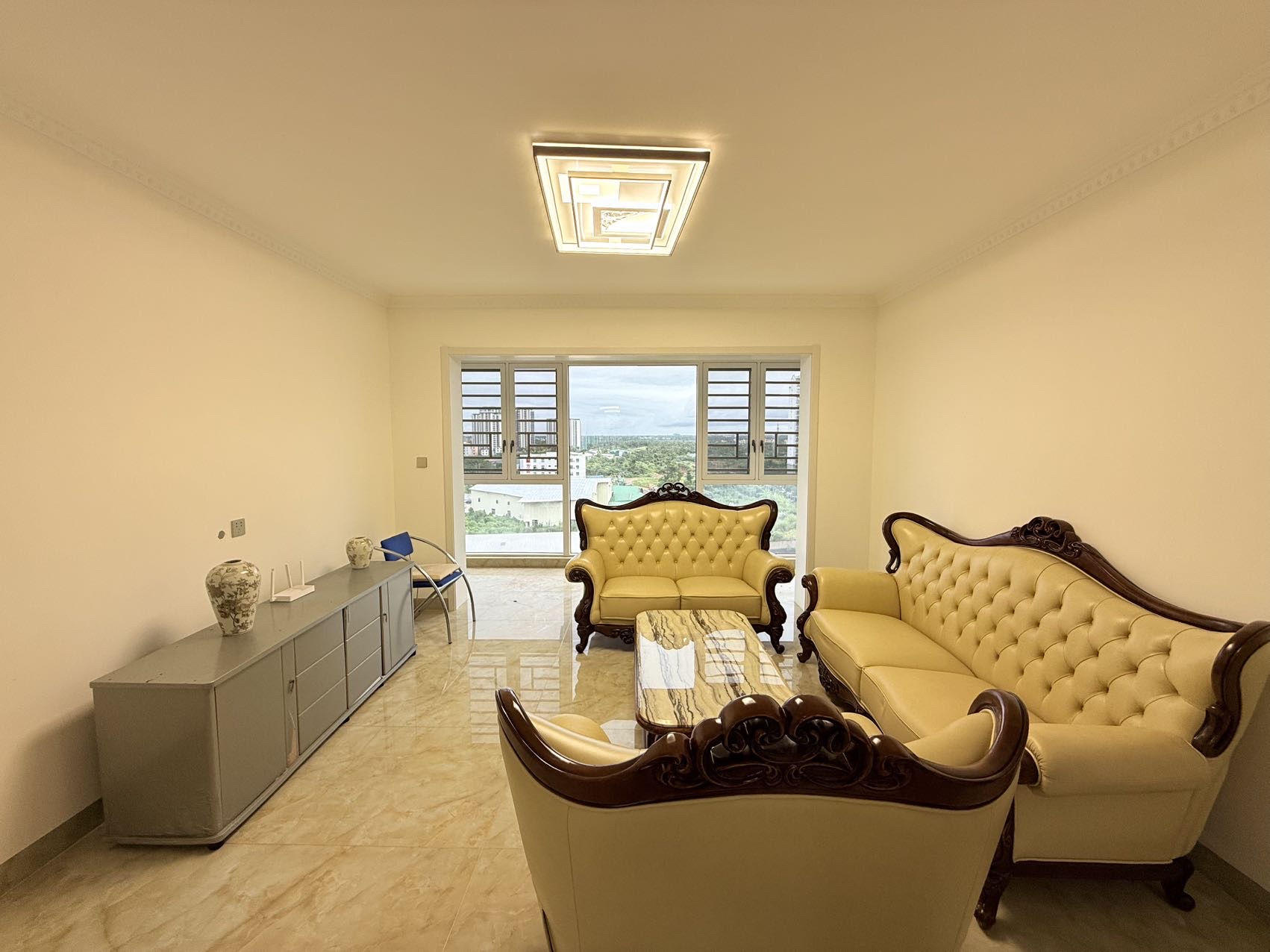 南国中心(琼山区椰航路) 3室2厅2卫 2700.0元/月 南国中心(琼山区椰航路) 3室2厅2卫 2700.0元/月室内图