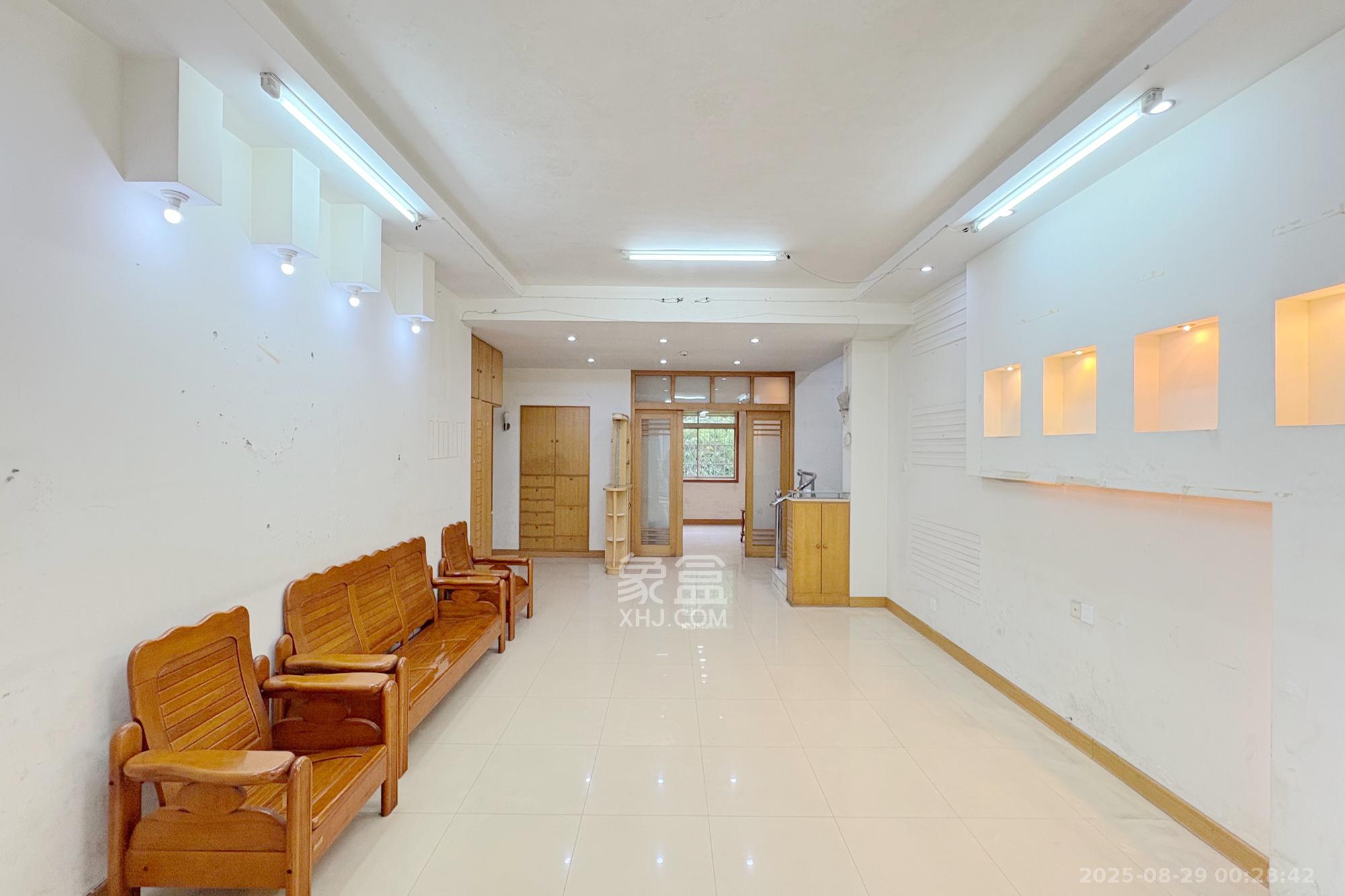 泰时新雅园  4室2厅2卫    108.0万客厅