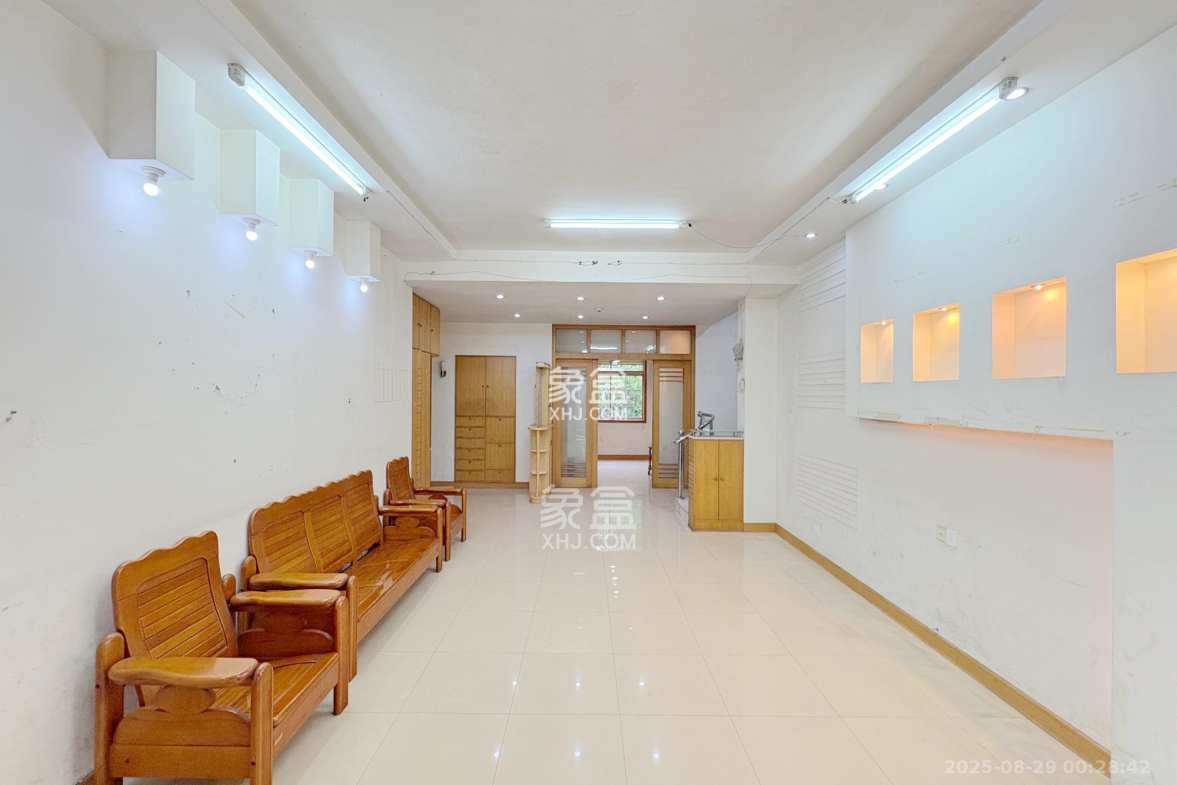 泰时新雅园  4室2厅2卫    108.0万 泰时新雅园  4室2厅2卫    108.0万客厅