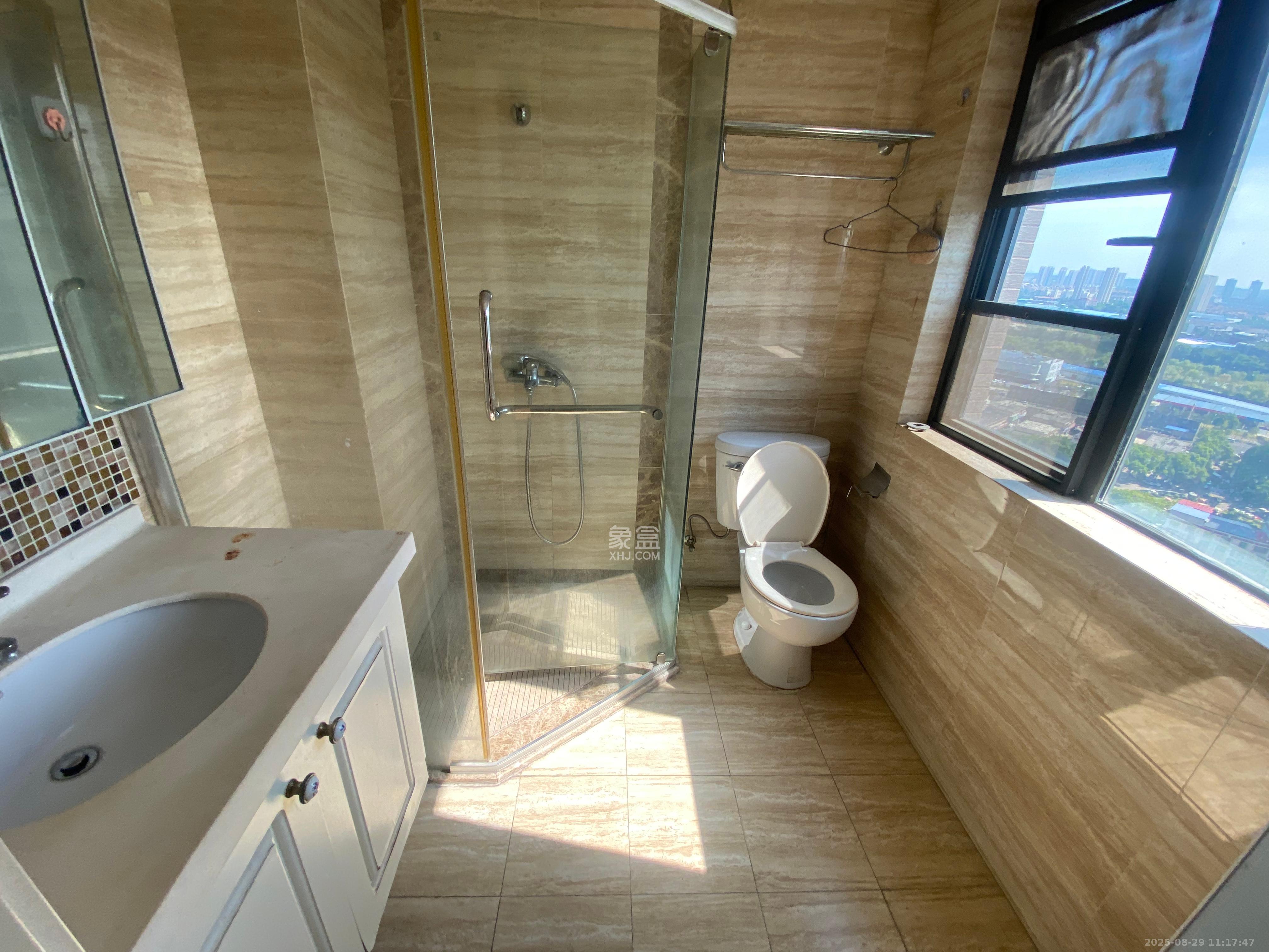 双湾国际(湘江御景花园) 3室2厅2卫 2000.0元/月 双湾国际(湘江御景花园) 3室2厅2卫 2000.0元/月室内图