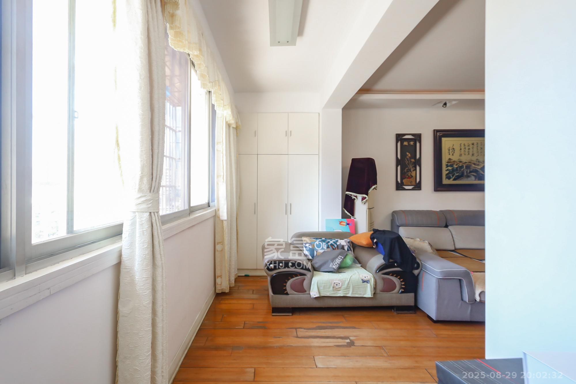 岳银小区(一二三五村) 3室2厅2卫 88.00万 岳银小区(一二三五村) 3室2厅2卫 88.00万阳台