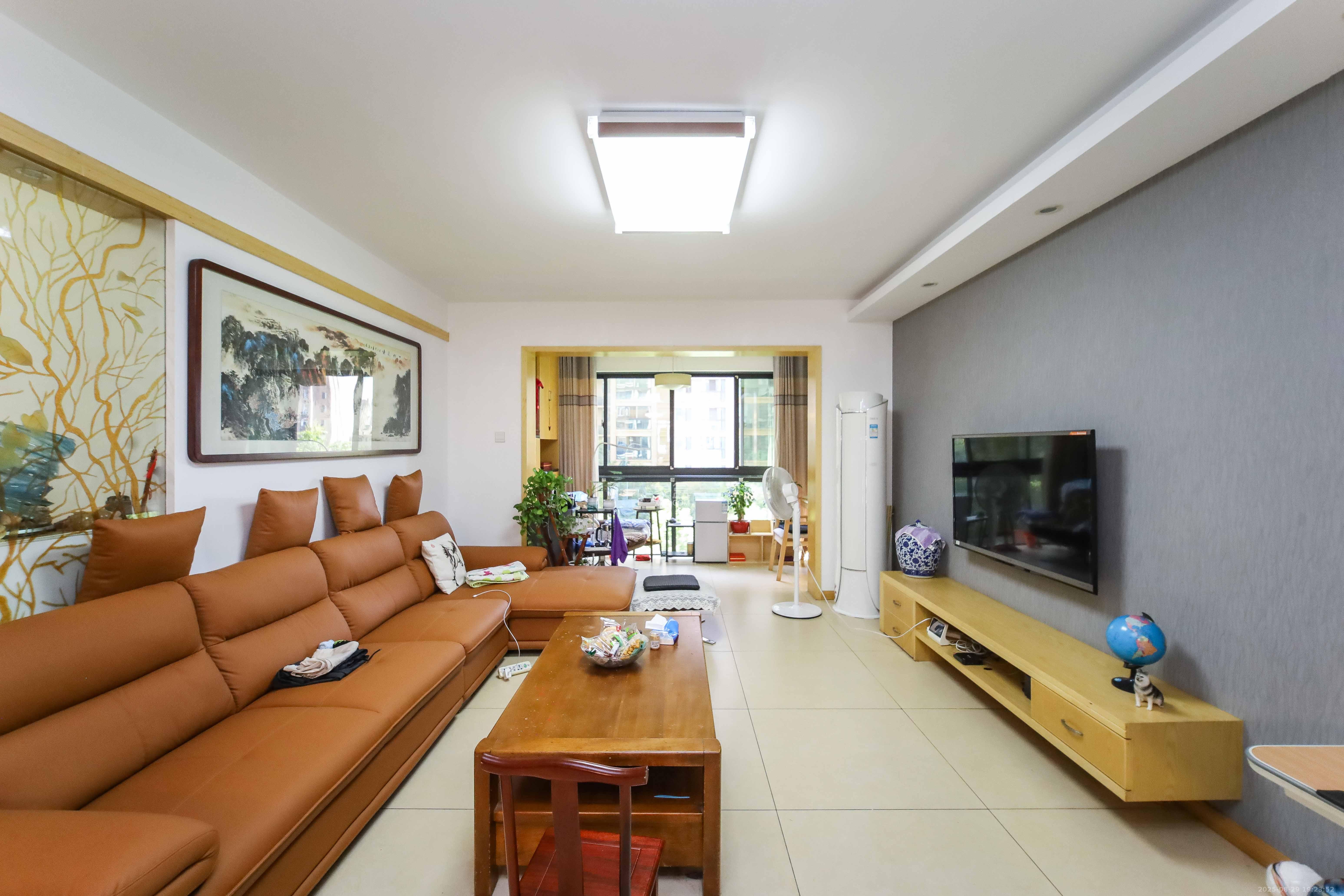 长房白沙湾  3室2厅2卫    139.0万 长房白沙湾  3室2厅2卫    139.0万客厅