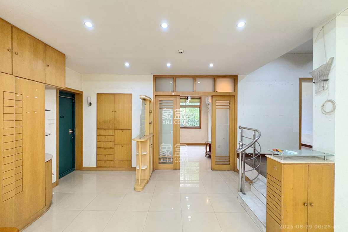 泰时新雅园  4室2厅2卫    108.0万 泰时新雅园  4室2厅2卫    108.0万客厅