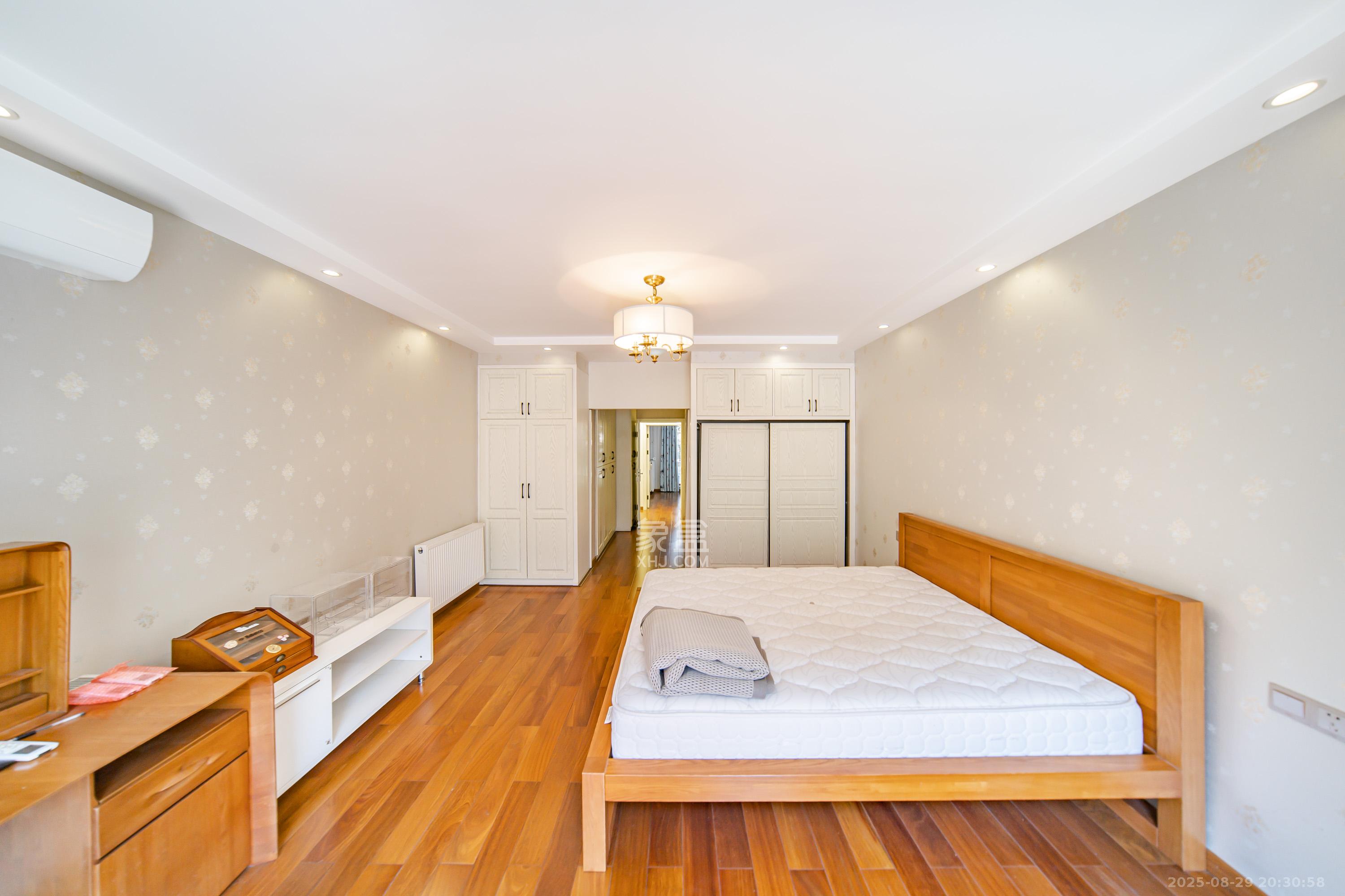 阳光100二期  5室2厅3卫    120.0万 阳光100二期  5室2厅3卫    120.0万卧室