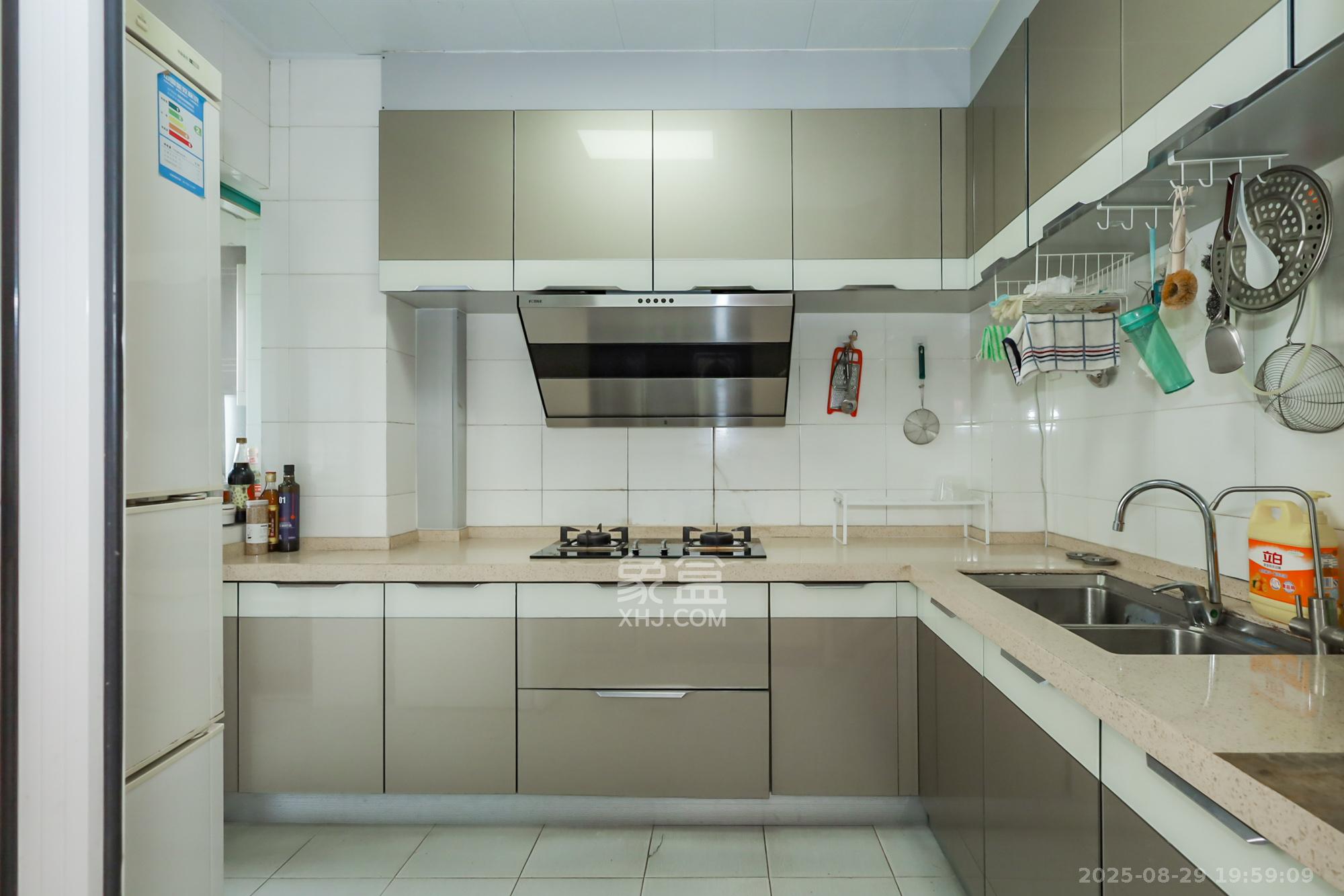 景秀江山  4室2厅2卫    145.0万 景秀江山  4室2厅2卫    145.0万厨房