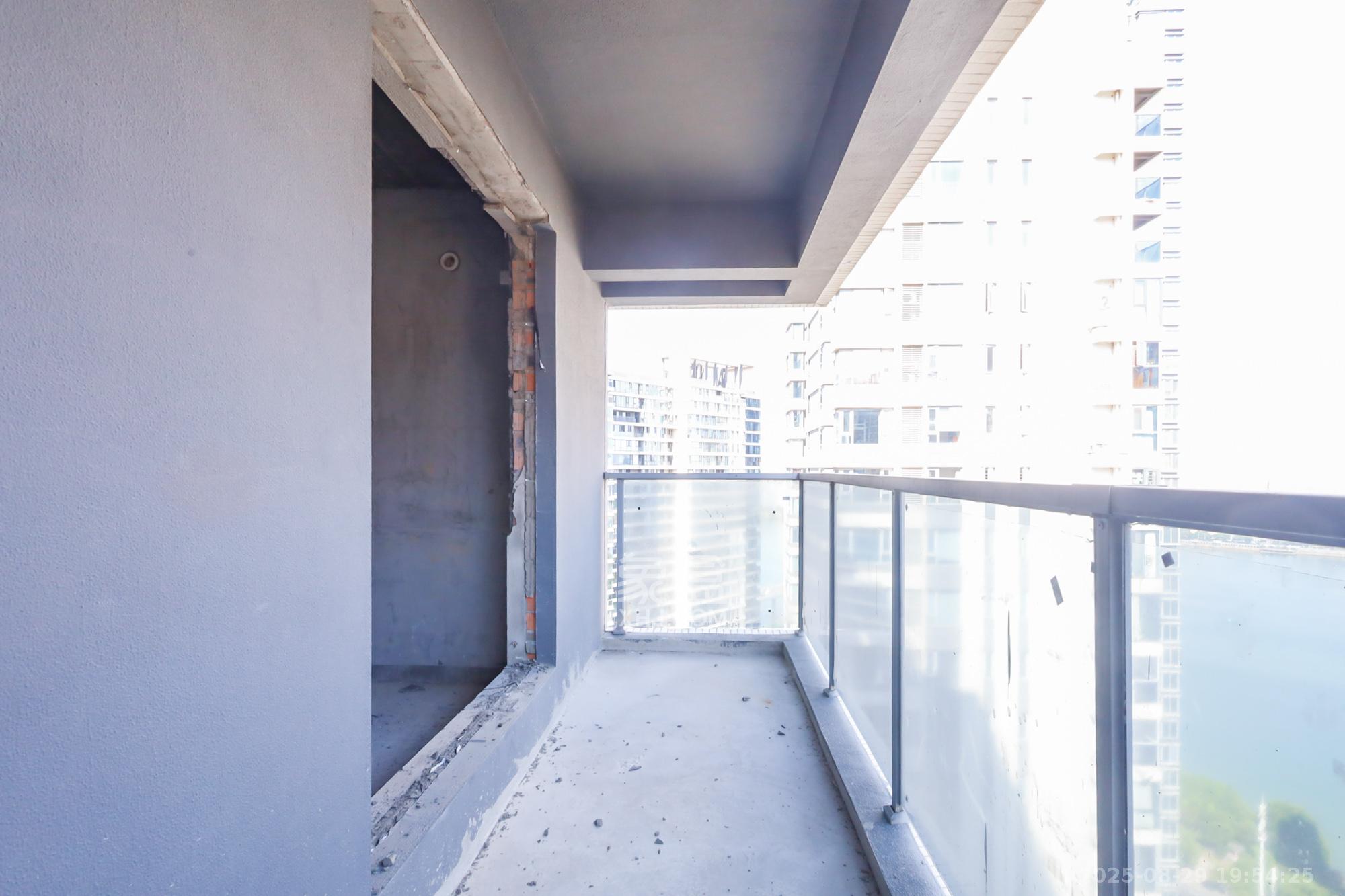 保利天禧C区 4室2厅2卫 218.0万 保利天禧C区 4室2厅2卫 218.0万阳台