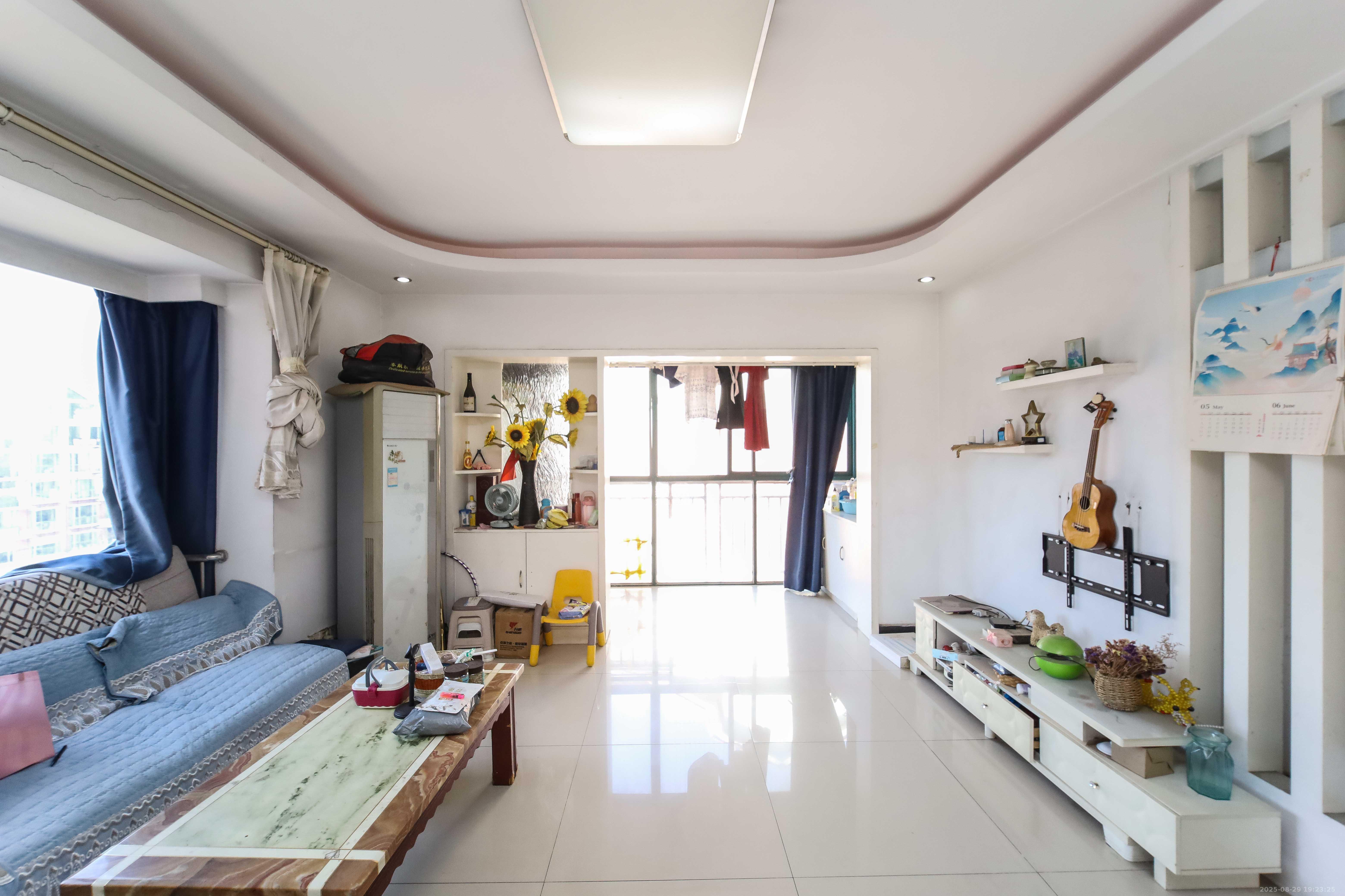 东方新城 2室2厅1卫 63.0万 东方新城 2室2厅1卫 63.0万客厅