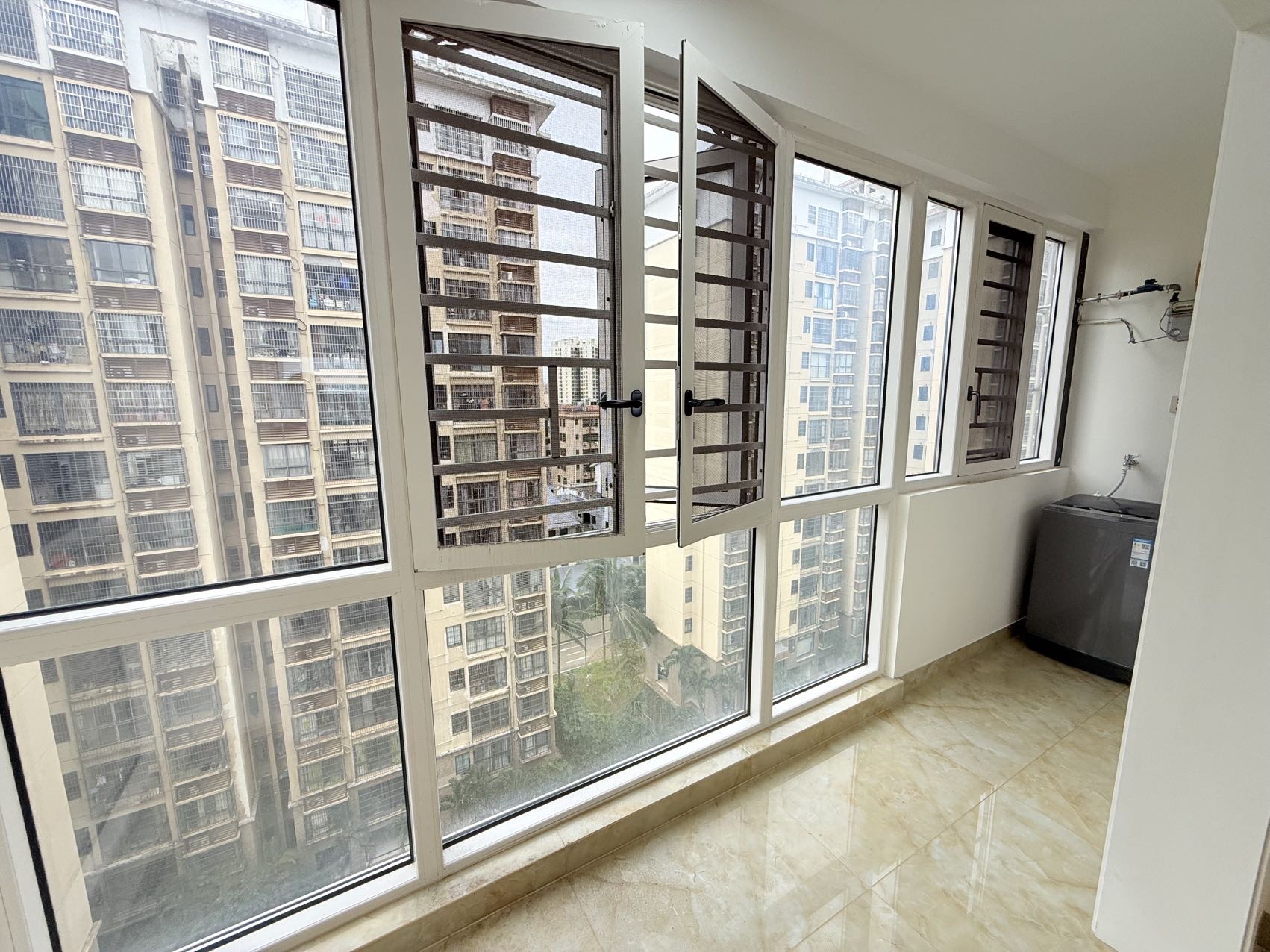 南国中心(琼山区椰航路) 3室2厅2卫 2700.0元/月 南国中心(琼山区椰航路) 3室2厅2卫 2700.0元/月室内图