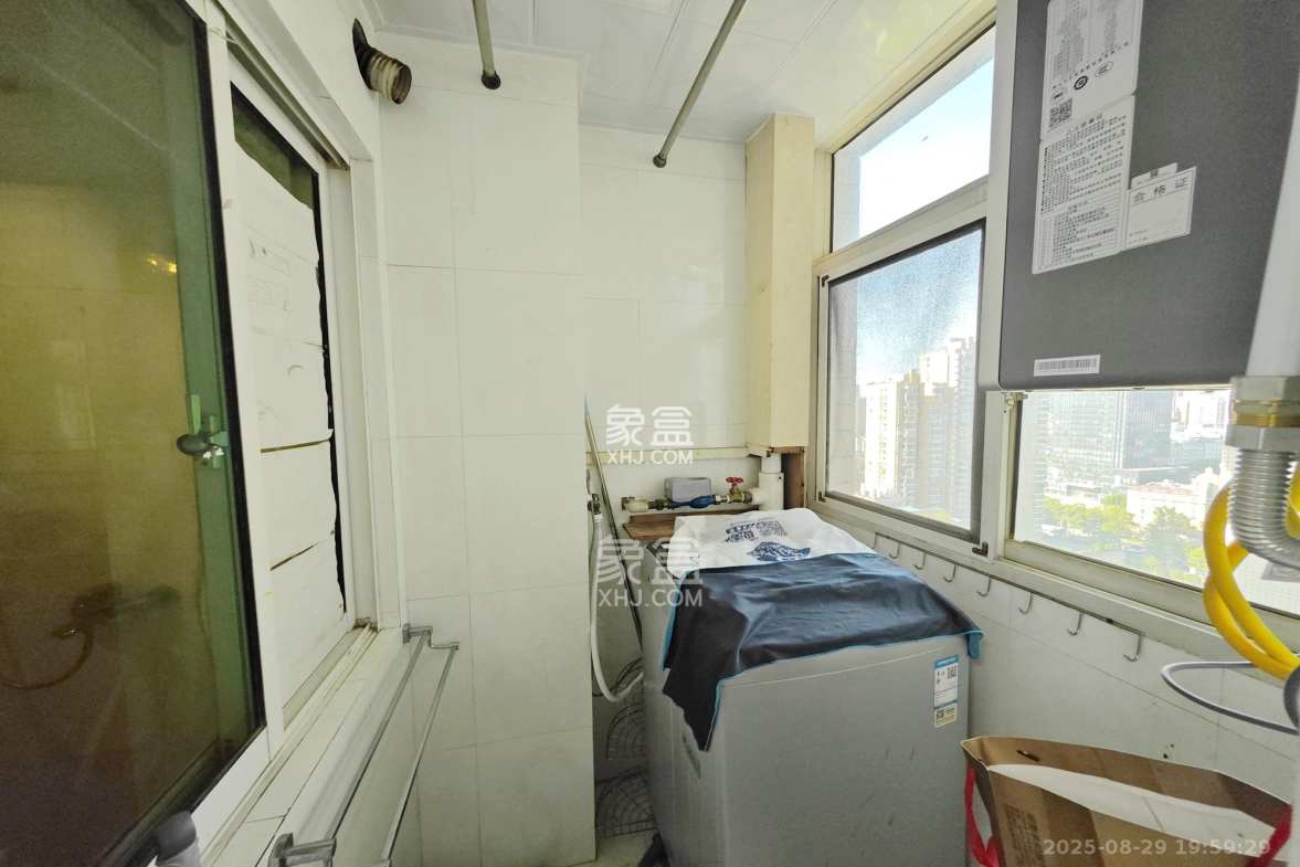 名都花园  4室2厅2卫    110.0万 名都花园  4室2厅2卫    110.0万阳台